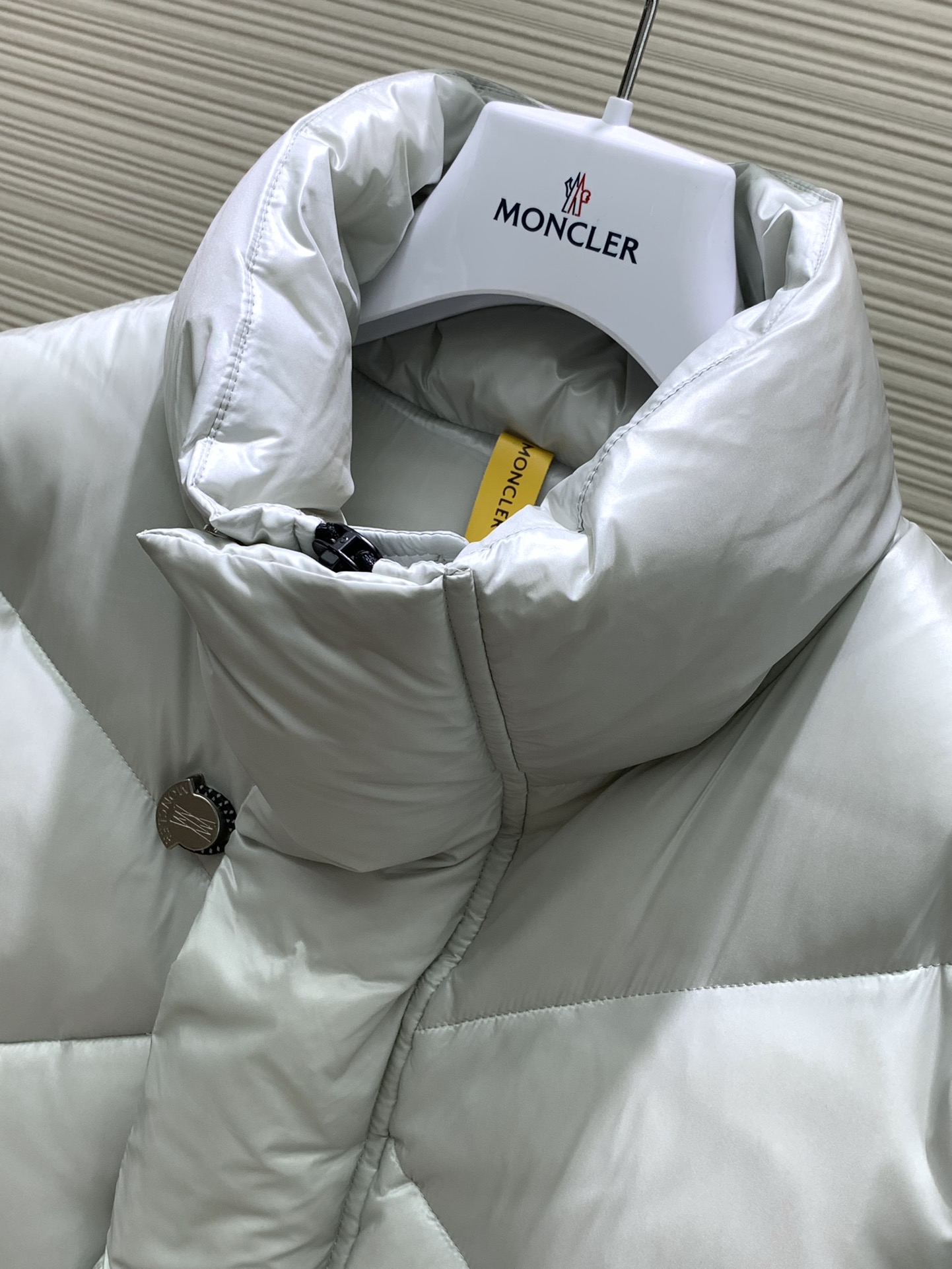 Moncler蒙口2024冬季最新品专柜同步有售原单狠货时尚休闲连帽羽绒外套上身舒适！吸睛而有亮点采用进