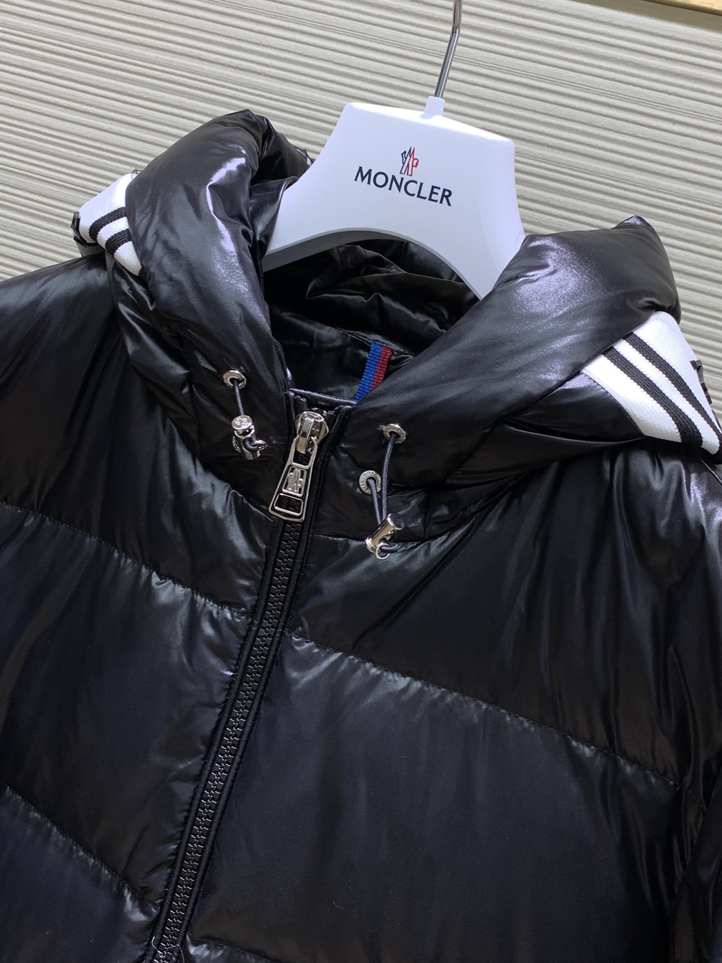 Moncler蒙口2024冬季最新品专柜同步有售原单狠货时尚休闲连帽羽绒外套上身舒适！吸睛而有亮点采用进