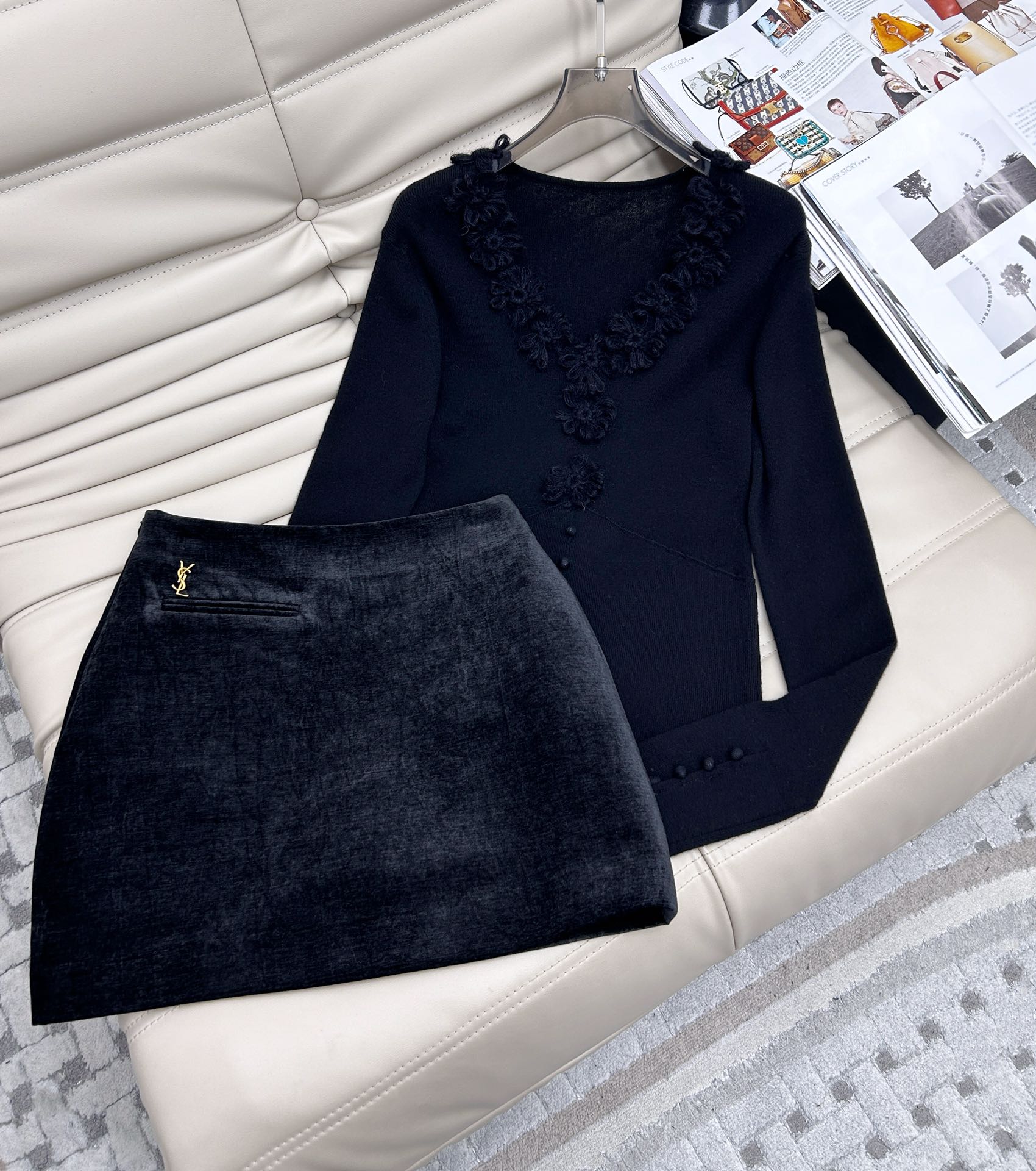 NO:547259,Exclusive first release of top and skirt. The latest celebrity lady temperament V-neck flower three-dimensional wool base shirt V-neck design with three-dimensional flowers embellishment. A top with high appearance, a versatile style that is essential for people. The wrapping and elasticity are all first-class soul items~~Spot SML.,, skirts, alexander wang19860909上衣半裙独家首发 最新款名媛淑女气质V领花朵立体羊毛打底衫V领设计搭配立体花朵点缀 高颜值的一款上衣,人手必备的百搭款 包裹性回弹性都是一流的 灵魂单品～～现货SML.,,skirts,alexander wang,Women's clothing