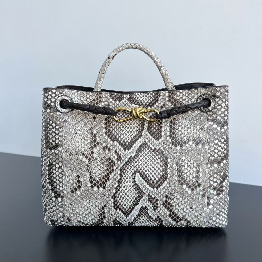 #BV NOUVEAU ANDIAMO SALLAGE🎈743572 Le cuir de serpent est un article à la mode avec un grand luxe et un charme unique. Le sac associé à la sensation de 👍 avec des nœuds de corde métallique, non seulement améliore le luxe global, mais rend également le sac très collectable🐍 un bandoulière coulissant est une variété de façons de le porter pour répondre aux besoins des différentes occasions. beaux sacs de boutique, taille: 32x25x11