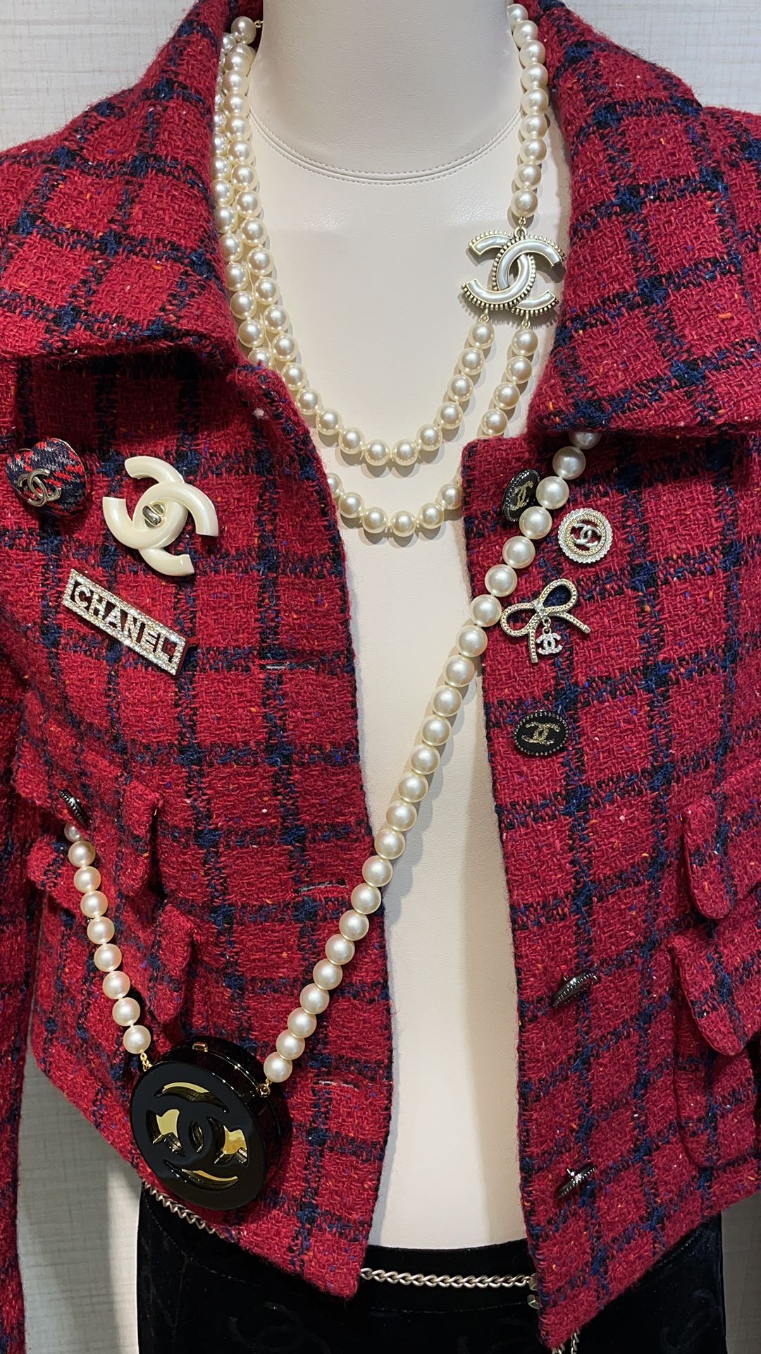 NO:633599,88240 Today’s new product necklace 24K new white pearlescent resin double C pearl necklace White three-dimensional pearlescent double C with bronze gold lace The half single-layer and half double-layer pearl chain is very distinctive. It is so beautiful that a girl’s heart coexists with a sense of nobility, necklace, Cartier high-end jewelry1986090988240今日新品项链 24K新款白色珠光树脂双C珍珠项链 白色立体珠光双C搭配古铜金色花边 一半单层一半双层的珍珠链条很有特色 简直美到窒息少女心与贵气感并存,,necklace,卡迪亚高端饰品,Jewelry