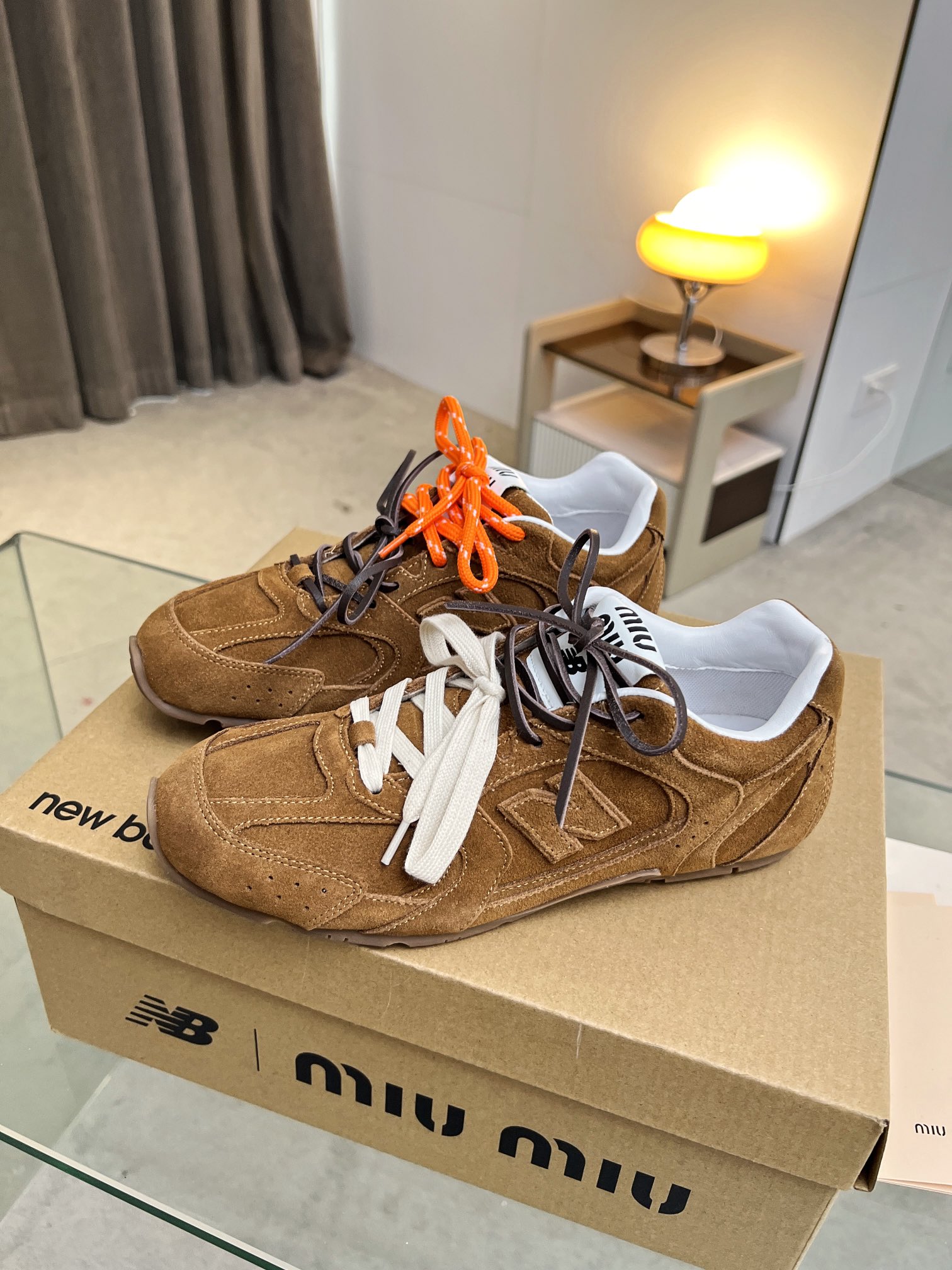 NO:232322,MIU MIU x New Balance NB530 casual sneakers, well deserved the shoe king of the year, Miu Miu x from New Balance classic! Taking inspiration from NB530 sneakers, it launched its own iteration version of 530SL. The sneakers adopt a deconstructed and lightweight design, with a bit of antique antique anti-fur covering the New Balance 530 profile, deliberately worn and uneven leather tones, adding different personalities. This co-branded shoe is equipped with a pair of shoelaces, which brings out a different style with a contrasting splicing feeling, creating a casual tie-up feeling, which adds a bit of Boyish and a casual, multi-dimensional collision to convey a modern style! Size: 35-44 Men's style, casual shoes/sports shoes, miumiu, sneakers19860909MIU MIU缪缪 x New Balance NB530休闲运动鞋,当之无愧年度鞋王,Miu Miu x从New Balance 典经！NB530运动鞋中汲取灵感,推出了自己的代迭版本530SL.该运动鞋采用解构和轻盈的设计,带点彷旧反毛皮包覆 New Balance 530的轮廓,刻意磨损、不均匀的皮革色调,多了不同的个性.这款联名鞋款配有双鞋带设计,以撞色的拼接感带出不同以往的风格,营造出随性系起的感觉,为整体感又多了几分 Boyish 以及率性感,多元对撞,传达现代风格！ 码数:35-44 男款,休闲鞋/运动鞋,miumiu,sneakers,Women's Shoes