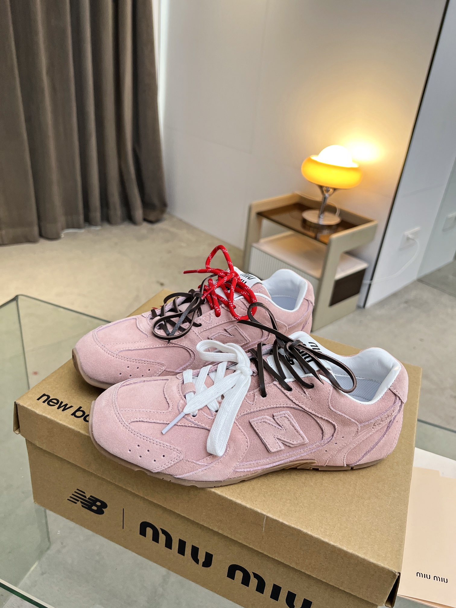 NO:232319,MIU MIU x New Balance NB530 casual sneakers, well deserved the shoe king of the year, Miu Miu x from New Balance classic! Taking inspiration from NB530 sneakers, it launched its own iteration version of 530SL. The sneakers adopt a deconstructed and lightweight design, with a bit of antique antique anti-fur covering the New Balance 530 profile, deliberately worn and uneven leather tones, adding different personalities. This co-branded shoe is equipped with a pair of shoelaces, which brings out a different style with a contrasting splicing feeling, creating a casual tie-up feeling, which adds a bit of Boyish and a casual, multi-dimensional collision to convey a modern style! Size: 35-44 Men's style, casual shoes/sports shoes, miumiu, sneakers19860909MIU MIU缪缪 x New Balance NB530休闲运动鞋,当之无愧年度鞋王,Miu Miu x从New Balance 典经！NB530运动鞋中汲取灵感,推出了自己的代迭版本530SL.该运动鞋采用解构和轻盈的设计,带点彷旧反毛皮包覆 New Balance 530的轮廓,刻意磨损、不均匀的皮革色调,多了不同的个性.这款联名鞋款配有双鞋带设计,以撞色的拼接感带出不同以往的风格,营造出随性系起的感觉,为整体感又多了几分 Boyish 以及率性感,多元对撞,传达现代风格！ 码数:35-44 男款,休闲鞋/运动鞋,miumiu,sneakers,Women's Shoes