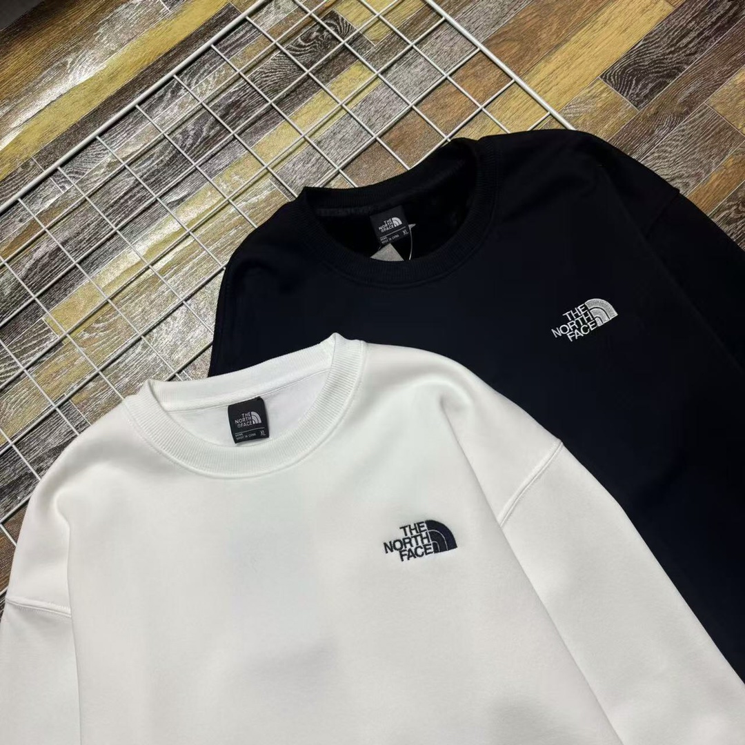 💰120 新款上新 限量版爆款推荐 万针刺绣logo加绒北面/TNF 男女情侣款同款圆领刺绣冬季加绒套头长袖卫衣     情侣款男女同款！冬季北面圆领套头卫衣男士高版本来袭TNF北面后背1966数字大字母LOGO印花情侣水貂绒加绒保暖加厚圆领卫衣。the north face。胸前万针刺绣小标北面tnf卫衣！
绝对都是高品质的全棉面料，螺纹收口袖，细节相当到位，螺纹质量也是相当的高配，经典全棉加绒设计，舒适感更佳。让你轻松感受亲肤质感，真真是匠心之作。彰显不凡的品味！给你高大上的完美体验！三标齐全！完美品质！力荐
颜色:  黑色  白色
尺码:  L到XXXL
         胸围     肩宽   衣长
L        104      45       62
XL      108      47       64
XXL    112       49      66
XXXL  116       51      68