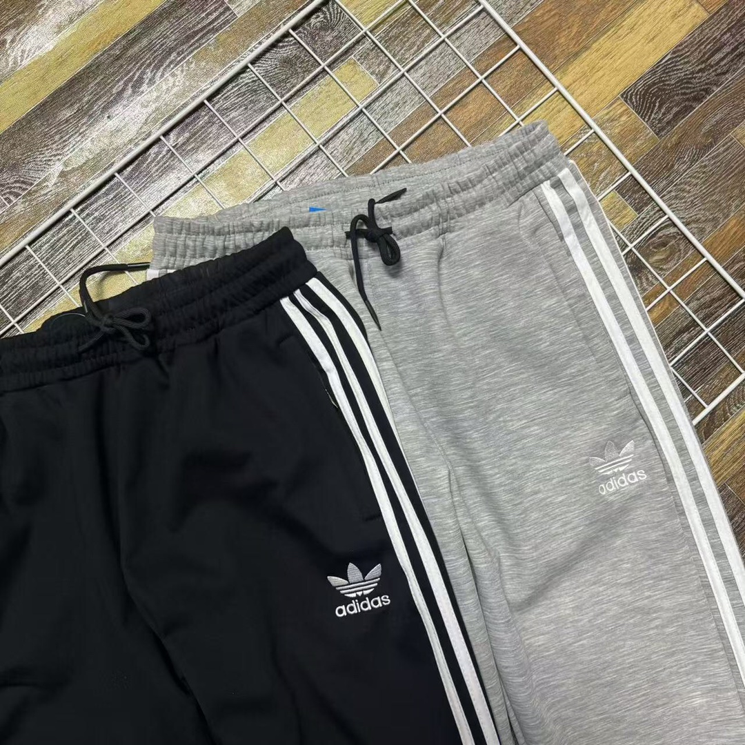 💰120 新款上新 限量版本爆款推荐Adidas/三叶草侧边三杠小标刺绣情侣款加绒加厚收脚休闲运动卫裤  经典之处在于它两侧的三条杠设计➕标志刺绣字母logo 经典刺绣大LOGO搭配，收脚的设计让整条裤子充满活力，加绒长裤，保暖透气吸湿性好，松紧腰带便于调节腰围，实用方便，款式大方时尚，日常百搭，性价比超高！内里做工整齐做工到位、好东西不用描述太多，到手你就会知道，强烈推荐款，必备款，不起毛、触感一流阿迪长裤-，高端品质，即转即卖，全网独家实拍！穿出个人独特风格！运动自如，你绝对值得拥有！
颜色：黑色    灰色
尺码:   M-2XL
              腰围       臀围        裤长      
   M         66          116          93     
   L          70           120         95
   XL        74          124          98      
   2XL      78          128         102