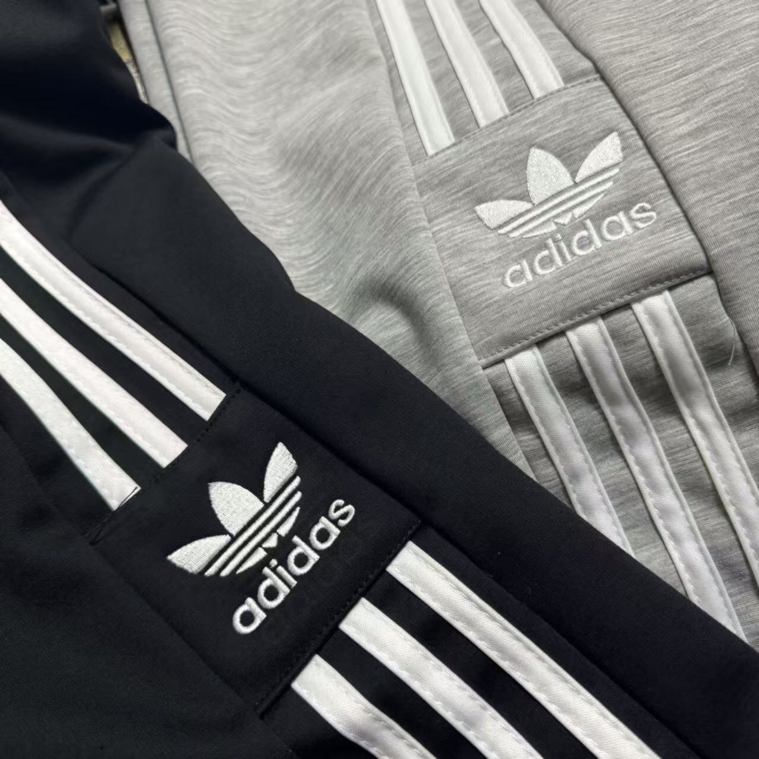 💰120 新款上新 限量版本爆款推荐Adidas/三叶草侧边三杠小标刺绣情侣款加绒加厚收脚休闲运动卫裤  经典之处在于它两侧的三条杠设计➕标志刺绣字母logo 经典刺绣大LOGO搭配，收脚的设计让整条裤子充满活力，加绒长裤，保暖透气吸湿性好，松紧腰带便于调节腰围，实用方便，款式大方时尚，日常百搭，性价比超高！内里做工整齐做工到位、好东西不用描述太多，到手你就会知道，强烈推荐款，必备款，不起毛、触感一流阿迪长裤-，高端品质，即转即卖，全网独家实拍！穿出个人独特风格！运动自如，你绝对值得拥有！
颜色：黑色    灰色
尺码:   M-2XL
              腰围       臀围        裤长      
   M         66          116          93     
   L          70           120         95
   XL        74          124          98      
   2XL      78          128         102