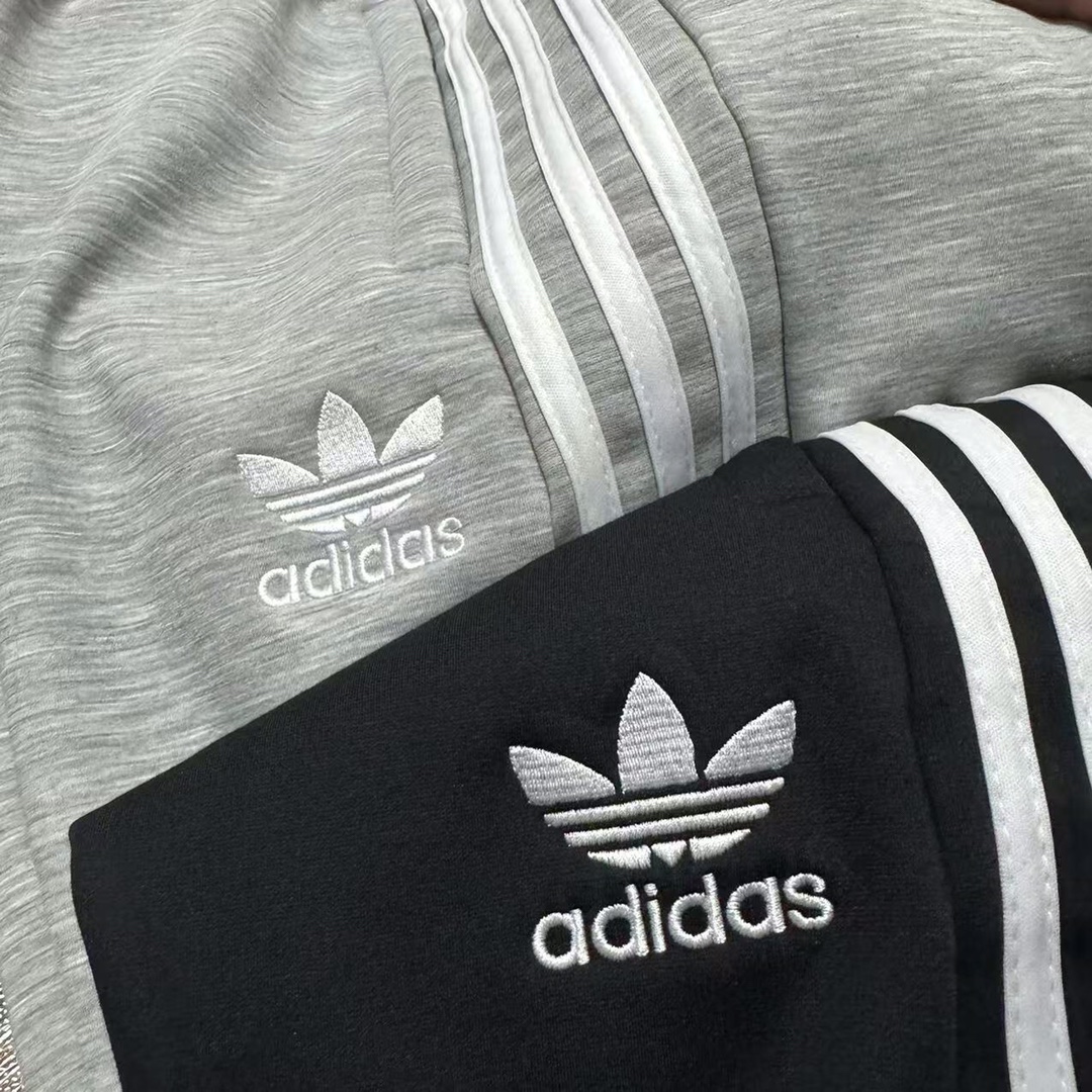 💰120 新款上新 限量版本爆款推荐Adidas/三叶草侧边三杠小标刺绣情侣款加绒加厚收脚休闲运动卫裤  经典之处在于它两侧的三条杠设计➕标志刺绣字母logo 经典刺绣大LOGO搭配，收脚的设计让整条裤子充满活力，加绒长裤，保暖透气吸湿性好，松紧腰带便于调节腰围，实用方便，款式大方时尚，日常百搭，性价比超高！内里做工整齐做工到位、好东西不用描述太多，到手你就会知道，强烈推荐款，必备款，不起毛、触感一流阿迪长裤-，高端品质，即转即卖，全网独家实拍！穿出个人独特风格！运动自如，你绝对值得拥有！
颜色：黑色    灰色
尺码:   M-2XL
              腰围       臀围        裤长      
   M         66          116          93     
   L          70           120         95
   XL        74          124          98      
   2XL      78          128         102