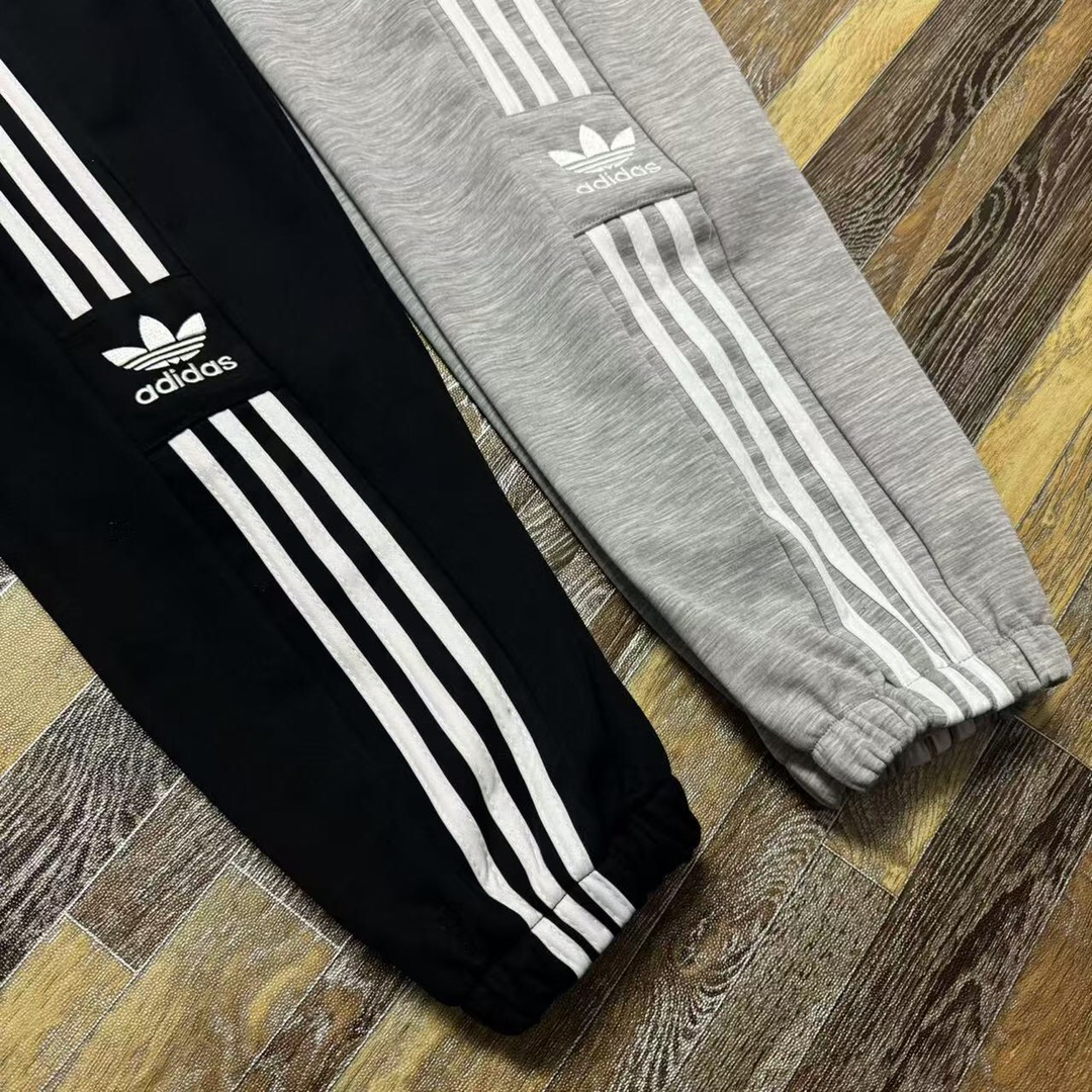 💰120 新款上新 限量版本爆款推荐Adidas/三叶草侧边三杠小标刺绣情侣款加绒加厚收脚休闲运动卫裤  经典之处在于它两侧的三条杠设计➕标志刺绣字母logo 经典刺绣大LOGO搭配，收脚的设计让整条裤子充满活力，加绒长裤，保暖透气吸湿性好，松紧腰带便于调节腰围，实用方便，款式大方时尚，日常百搭，性价比超高！内里做工整齐做工到位、好东西不用描述太多，到手你就会知道，强烈推荐款，必备款，不起毛、触感一流阿迪长裤-，高端品质，即转即卖，全网独家实拍！穿出个人独特风格！运动自如，你绝对值得拥有！
颜色：黑色    灰色
尺码:   M-2XL
              腰围       臀围        裤长      
   M         66          116          93     
   L          70           120         95
   XL        74          124          98      
   2XL      78          128         102