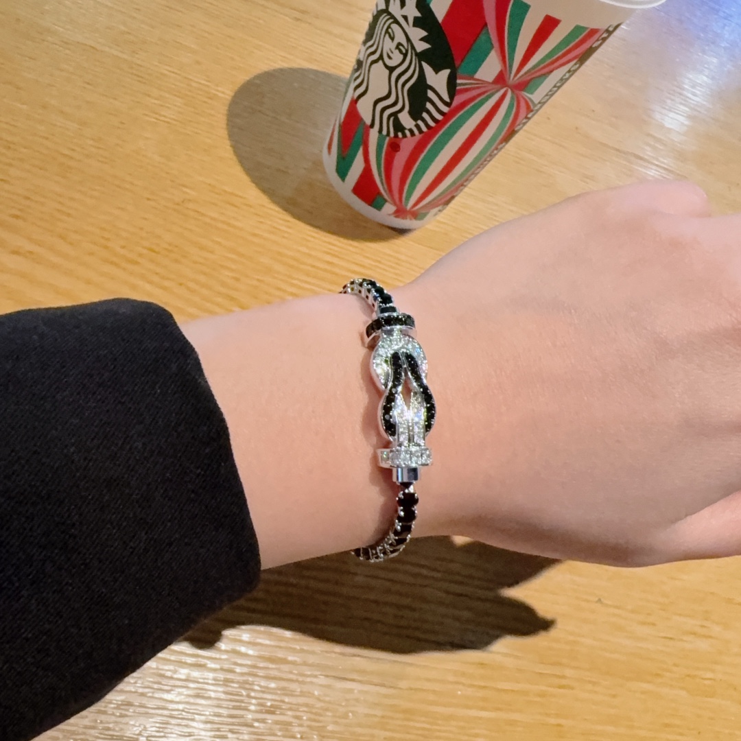 NO:110239,The new product is released and the Fred Fred Panda color matching eight-character buckle full diamond and 8-character buckle neutral high-quality bracelet black diamond full diamond chain bracelet!  The inner eight characters lucky destiny rope brand, fashionable and exquisite FORCE series bracelets high-end customization~Asia gold micro electroplating 18k gold craftsmanship, Seiko horseshoe buckle bracelet!  The effect of getting started is very versatile. Internet celebrity experts. A must-have item for fashion. Rose gold, gold and silver buttons. Two sizes of 17/19cm for couples. Elegant accessories, bracelet, bracelet, gold19860909新品发布火爆费雷德 Fred斐登熊猫配色八字扣满钻、8字扣中性款高品质手链黑钻满钻链条手镯！内八字幸运本命绳大牌 时尚 精致FORCE 系列手链高端定制～亚金微电镀18k金工艺 精工马蹄扣头手镯！上手效果非常百搭 网红达人 时尚一族必备单品 玫瑰金、黄金、银色扣头男女情侣款两个码数17/19cm,饰品精品,bracelet,bracelet,gold,Jewelry