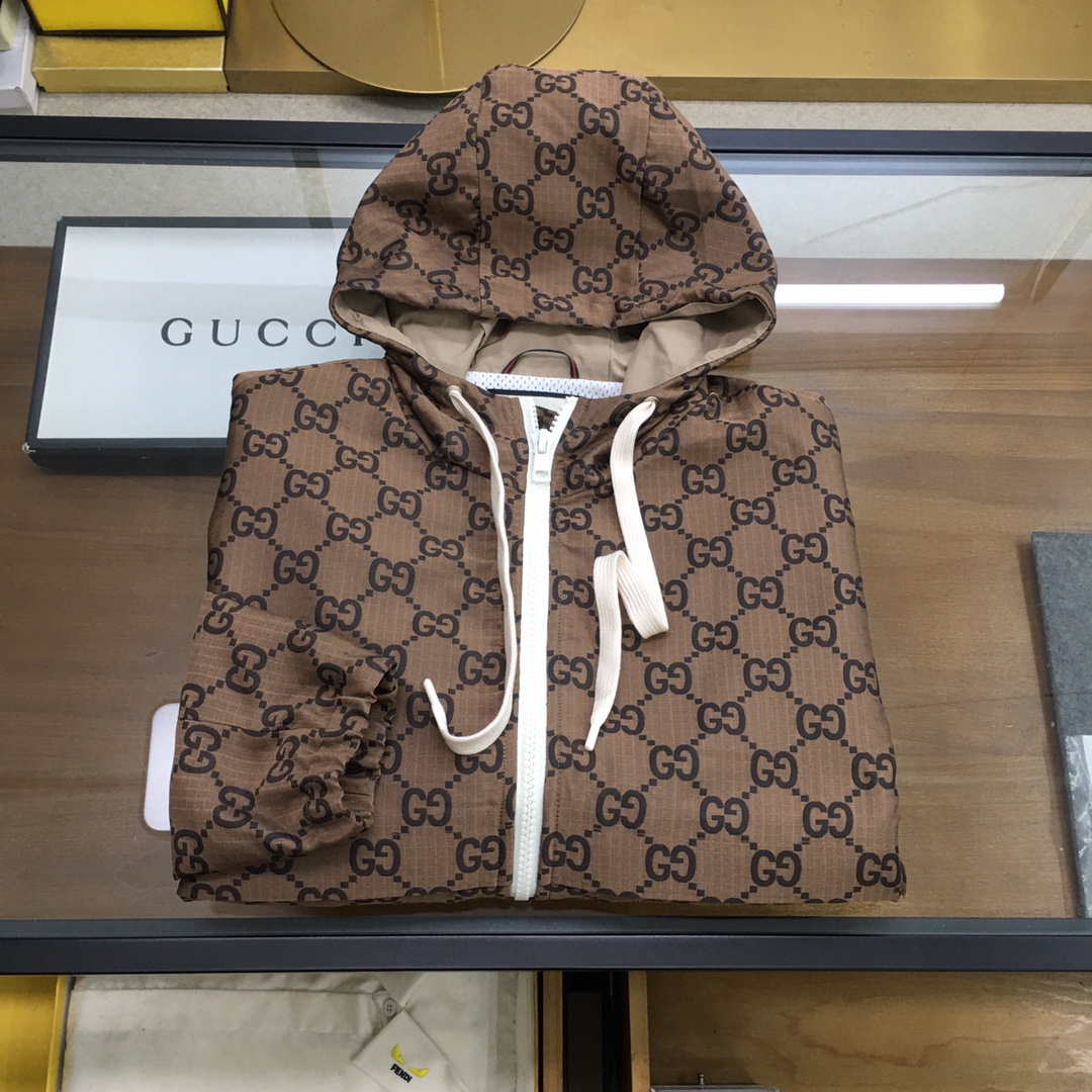 NO:516096,New counter products 'Gu.ci...' Sleeve removal, 2025 new model is available, original single ruthless product, imported Italian fabric, fashionable jacket and windbreaker jacket. European counters are synchronized, and the upper body is more casual and elegant. The counter original hardware is luxurious and high-end customized accessories new work!  Luxury brand characteristics logo embellishment design, the highest quality shipment in the market, original auxiliary materials, the ultimate luxury!  Soft and comfortable. The upper body is so handsome!  Suitable for any scene!  Size M-XXXL (178 140 catties L Maximum wear 190 catties)...,,jackets & coats,jackets & coats,alexander wang19860909专柜新品 《Gu.ci...》袖子拆卸 2025新款上市 原单狠货 意大利进口面料时尚夹克风衣外套.欧洲专柜同步,上身更随意大方,专柜原版五金奢华高档定制配饰新作！奢华品牌特质logo点缀设计,市场最高品质出货、原版辅料,奢华极致！柔软舒适.上身爆帅！适合任意场景！ 尺码M-XXXL（178 140斤L 最大穿190斤）...,,jackets & coats,jackets & coats,alexander wang,Men's clothing