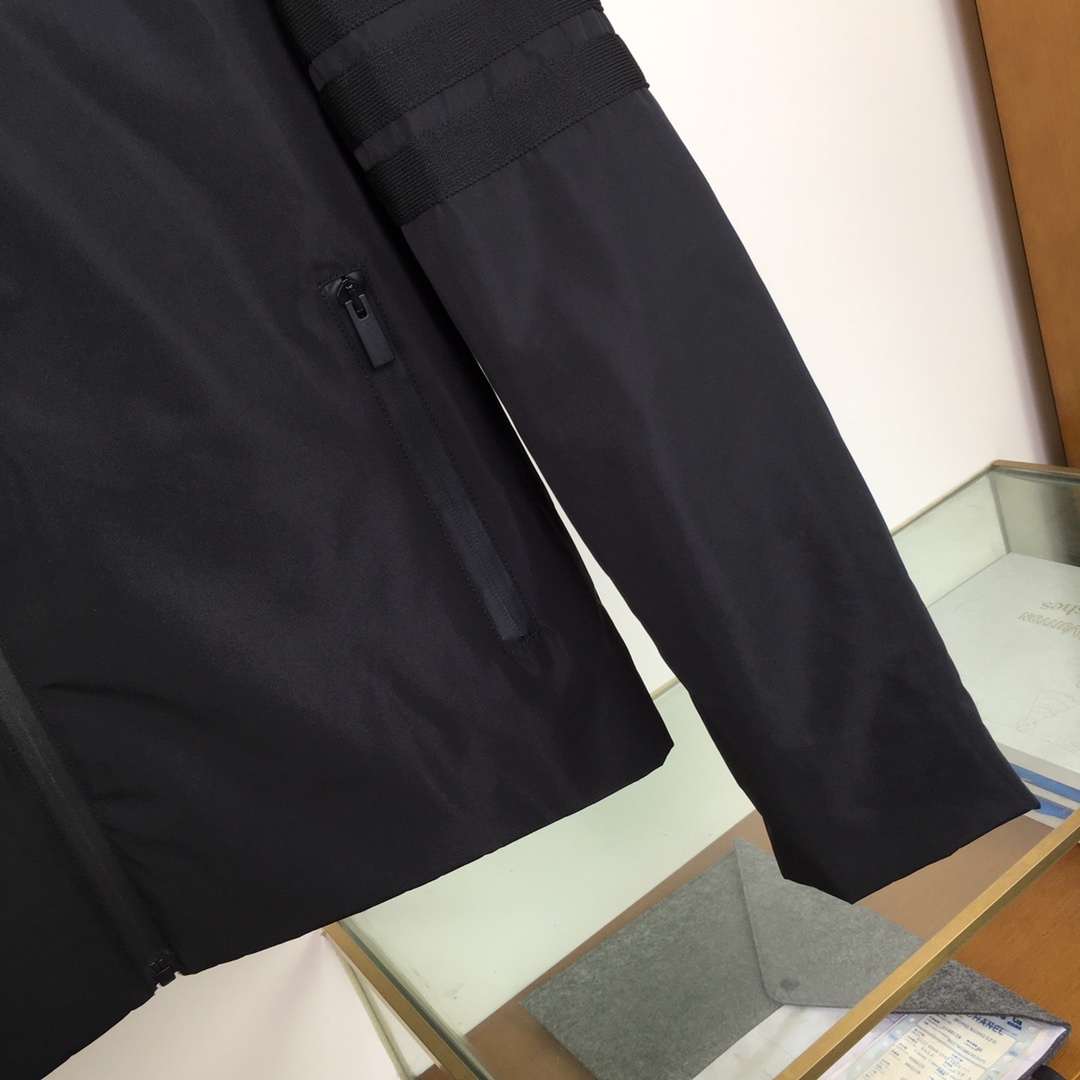 新品羽绒服🌹【T.B】🔥顶级🔝版本
秋冬新品,高端定制羽绒服问世!连帽设计,简单的大方基础款。防风保暖