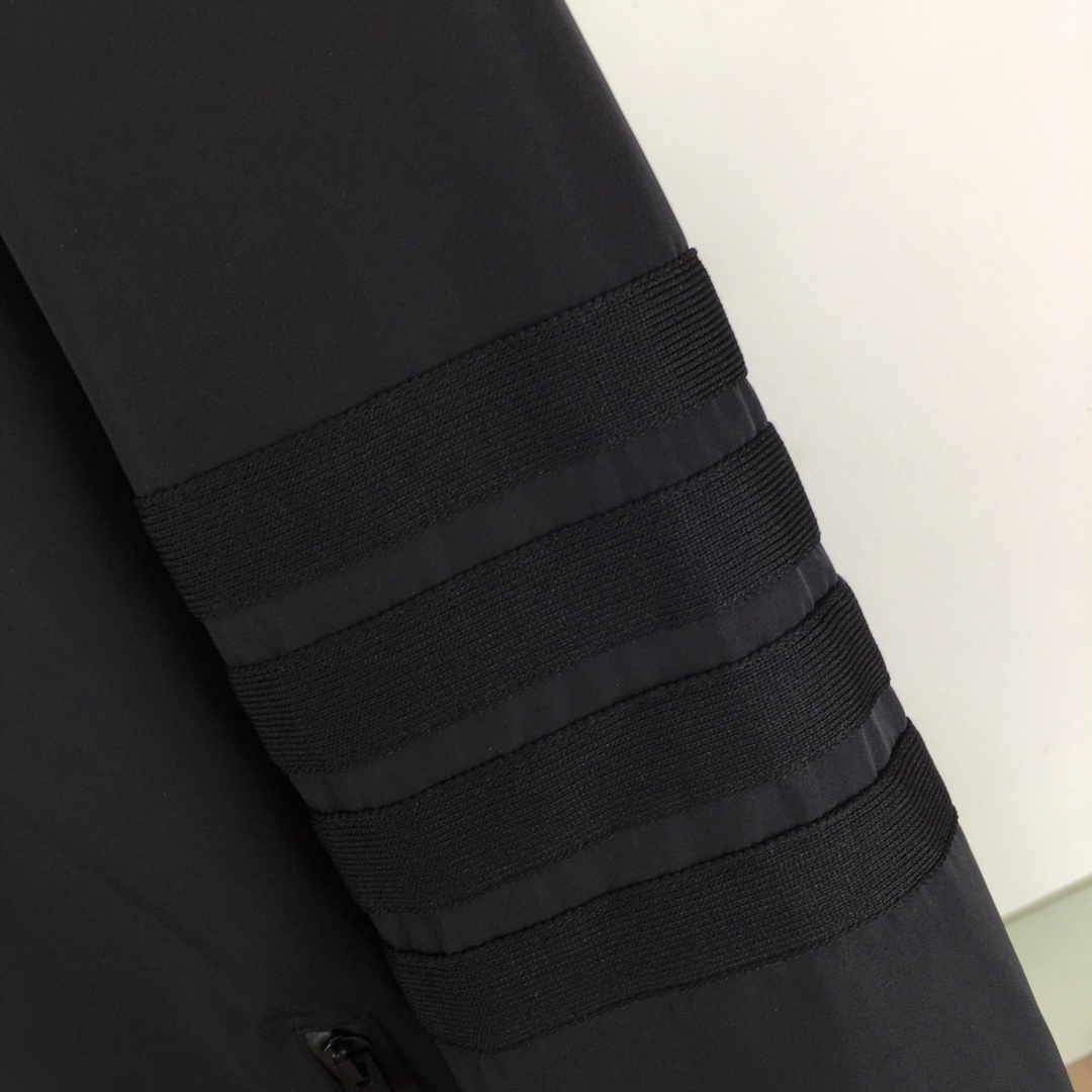 新品羽绒服🌹【T.B】🔥顶级🔝版本
秋冬新品,高端定制羽绒服问世!连帽设计,简单的大方基础款。防风保暖