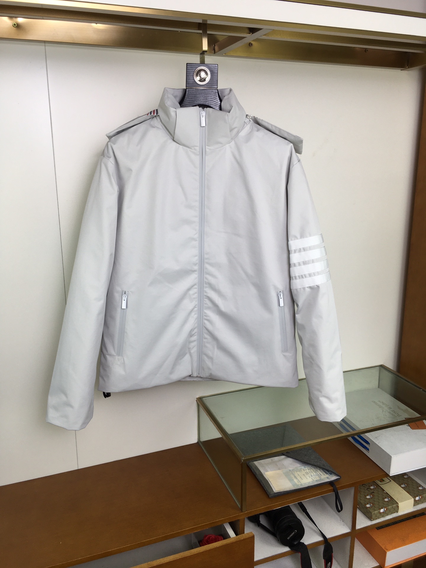 新品羽绒服🌹【T.B】🔥顶级🔝版本
秋冬新品,高端定制羽绒服问世!连帽设计,简单的大方基础款。防风保暖