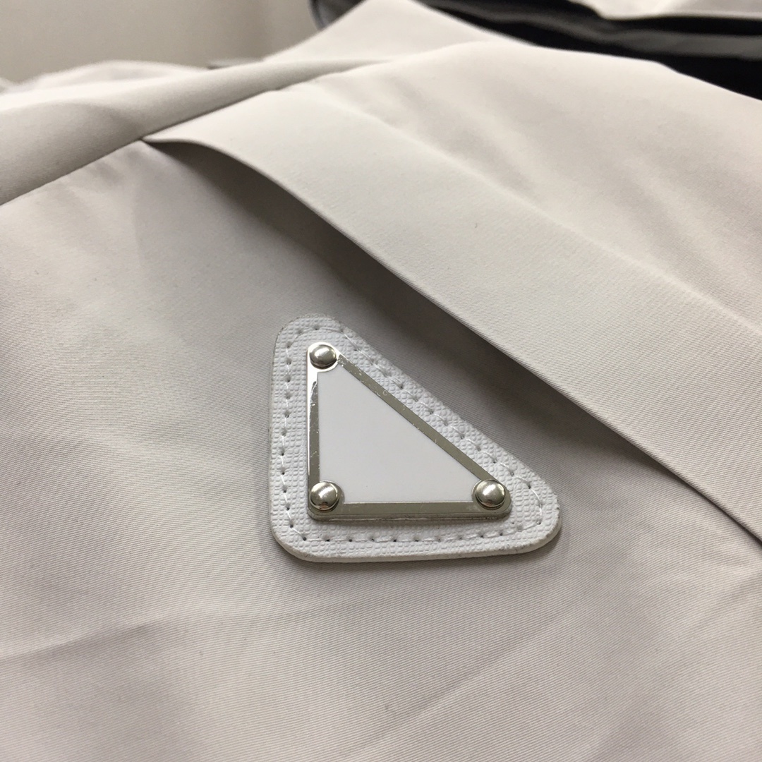 新品羽绒服🌹【Prad...】🔥顶级🔝版本
秋冬新品羽绒服问世!连帽设计,简单的大方基础款。防风保暖,