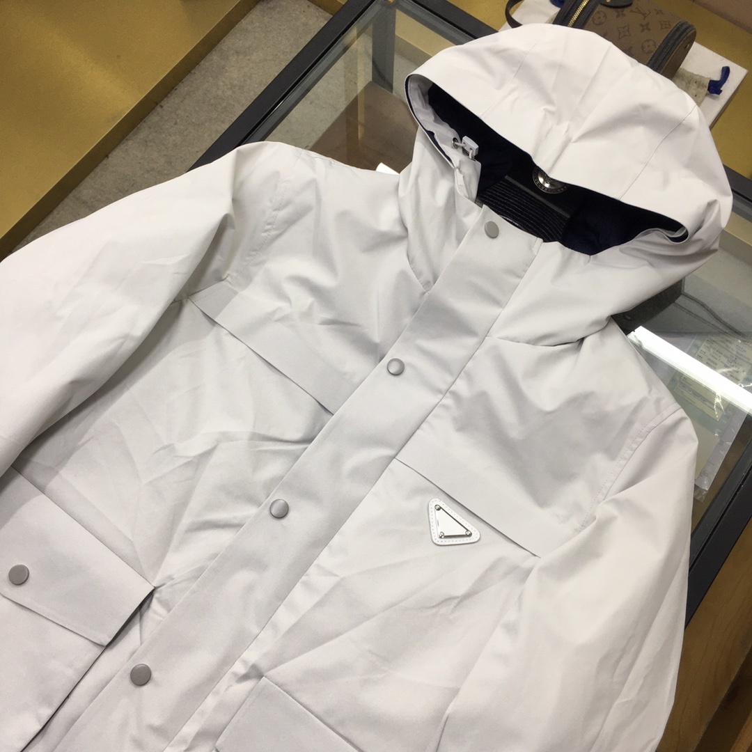 新品羽绒服🌹【Prad...】🔥顶级🔝版本
秋冬新品羽绒服问世!连帽设计,简单的大方基础款。防风保暖,