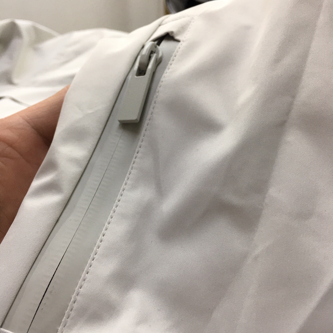新品羽绒服🌹【Prad...】🔥顶级🔝版本
秋冬新品羽绒服问世!连帽设计,简单的大方基础款。防风保暖,