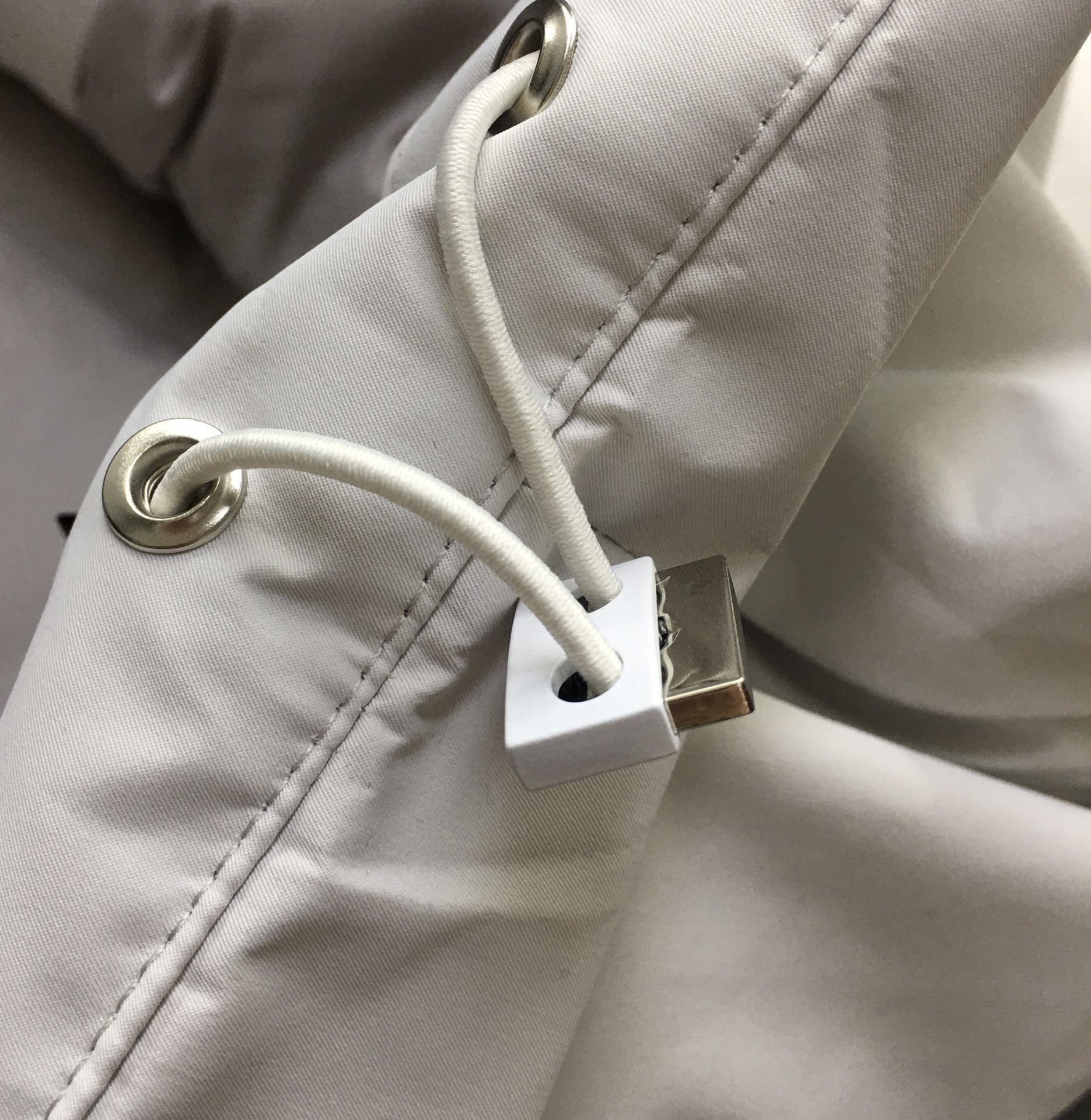 新品羽绒服🌹【Prad...】🔥顶级🔝版本
秋冬新品羽绒服问世!连帽设计,简单的大方基础款。防风保暖,