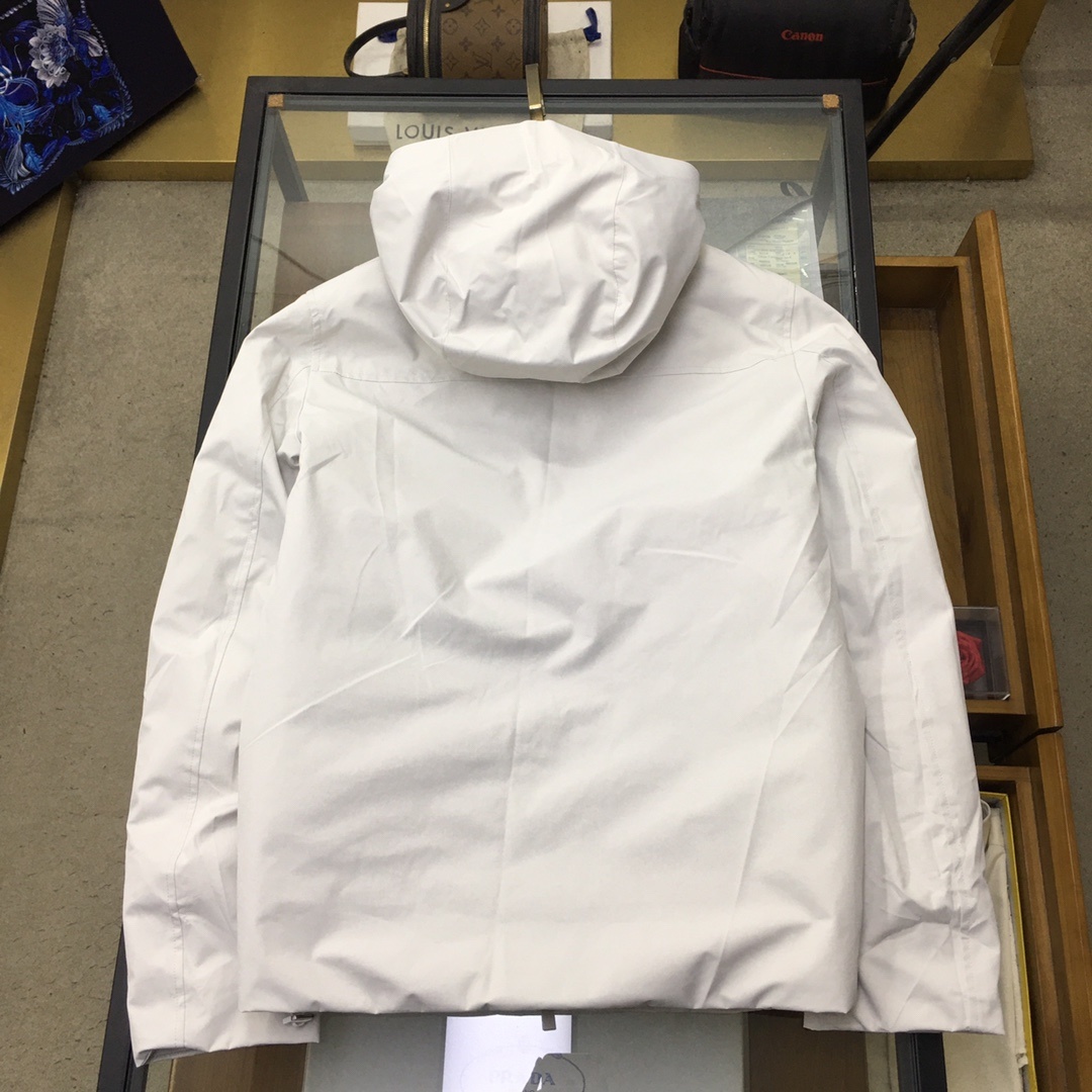 新品羽绒服🌹【Prad...】🔥顶级🔝版本
秋冬新品羽绒服问世!连帽设计,简单的大方基础款。防风保暖,