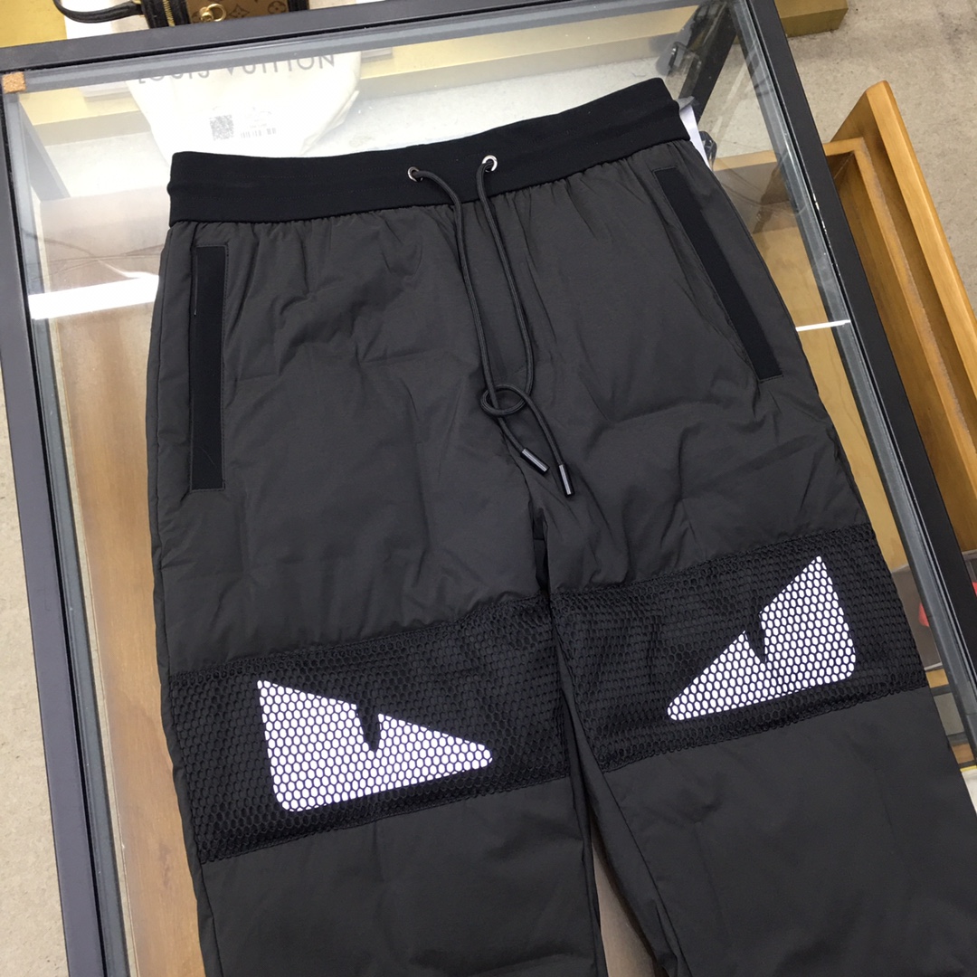  新品🌹 【Fend...】🆕
限定款 男士羽绒裤  高颜值的一款羽绒裤 辑格设计，让羽绒裤不再臃肿！来