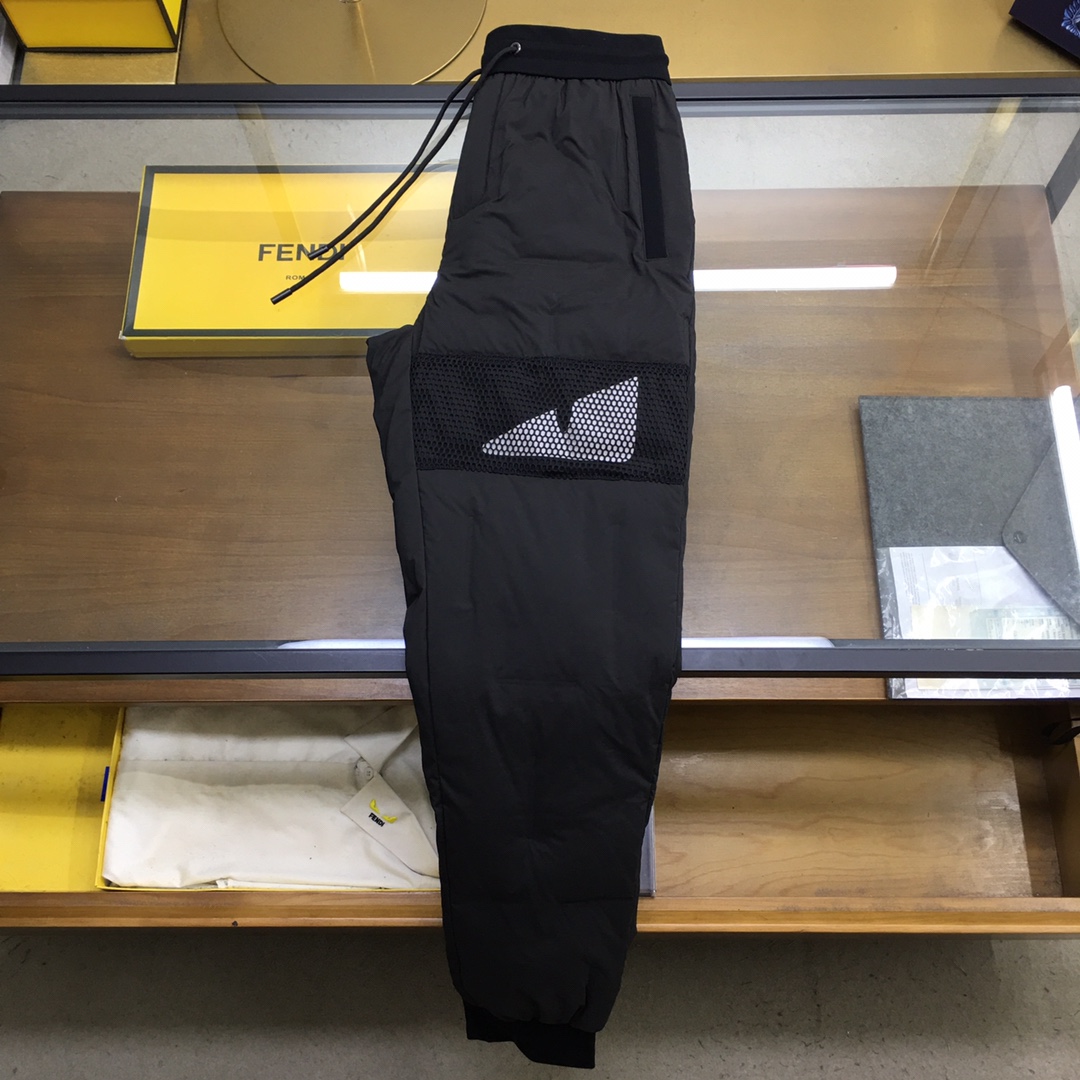 新品🌹 【Fend...】🆕
限定款 男士羽绒裤  高颜值的一款羽绒裤 辑格设计，让羽绒裤不再臃肿！来