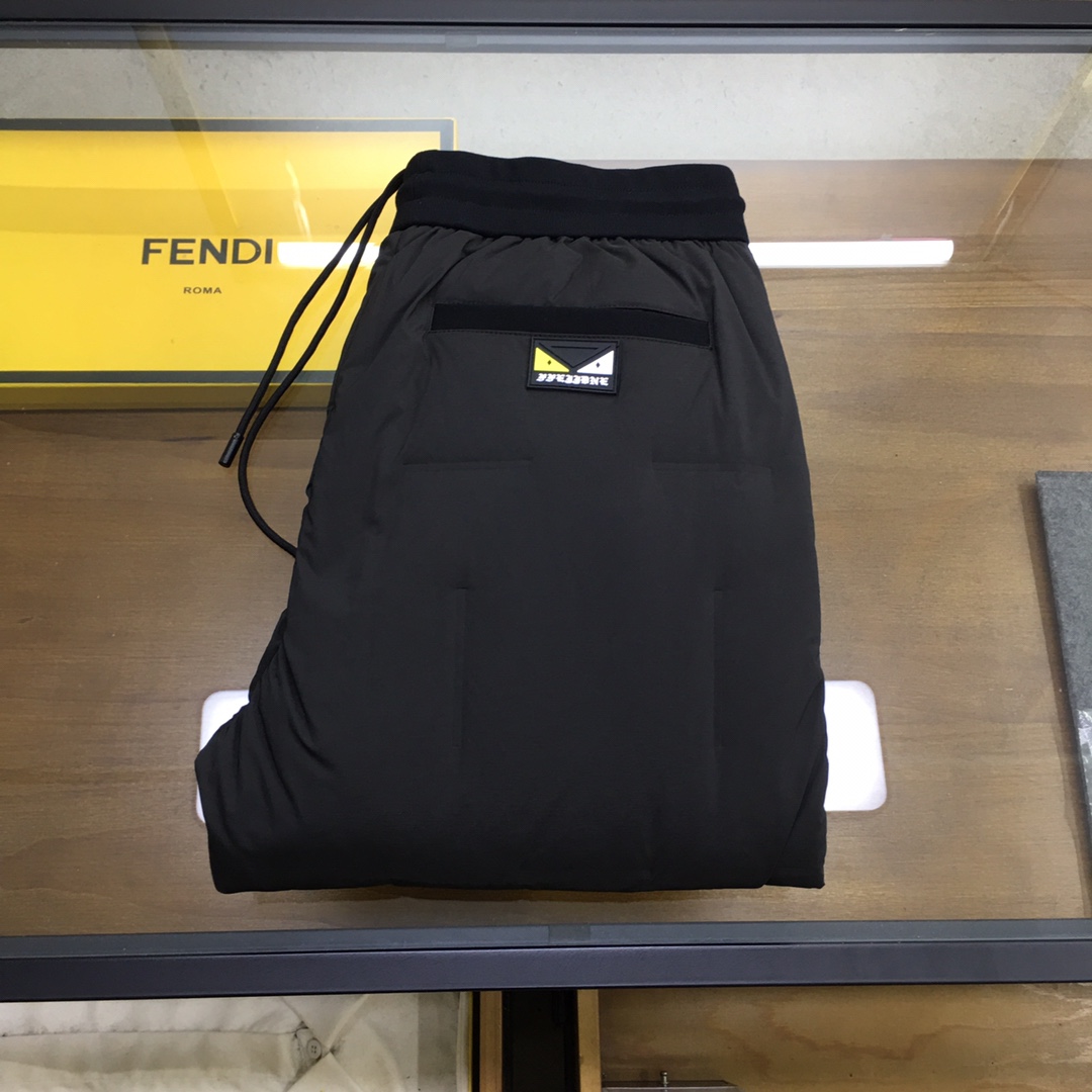  新品🌹 【Fend...】🆕
限定款 男士羽绒裤  高颜值的一款羽绒裤 辑格设计，让羽绒裤不再臃肿！来