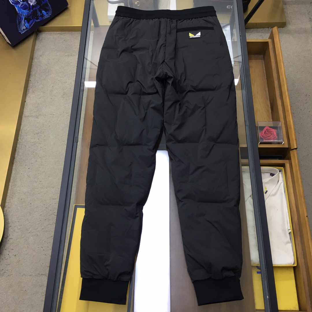  新品🌹 【Fend...】🆕
限定款 男士羽绒裤  高颜值的一款羽绒裤 辑格设计，让羽绒裤不再臃肿！来