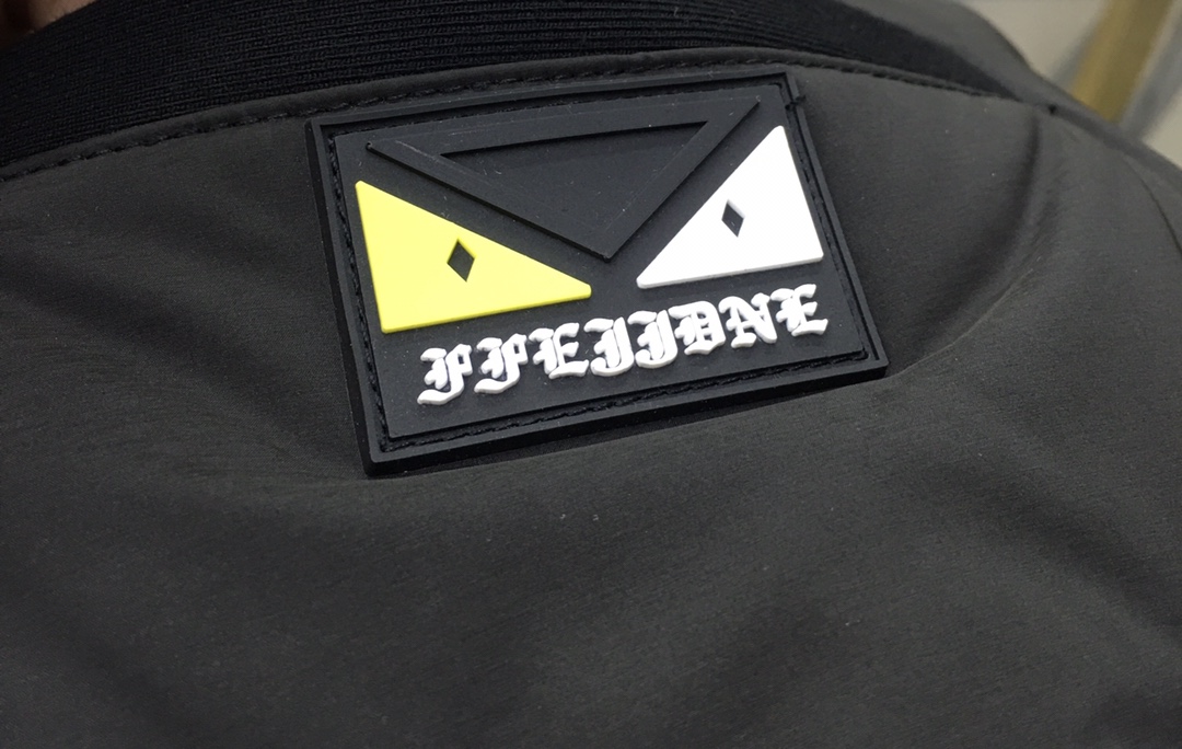 新品🌹 【Fend...】🆕
限定款 男士羽绒裤  高颜值的一款羽绒裤 辑格设计，让羽绒裤不再臃肿！来