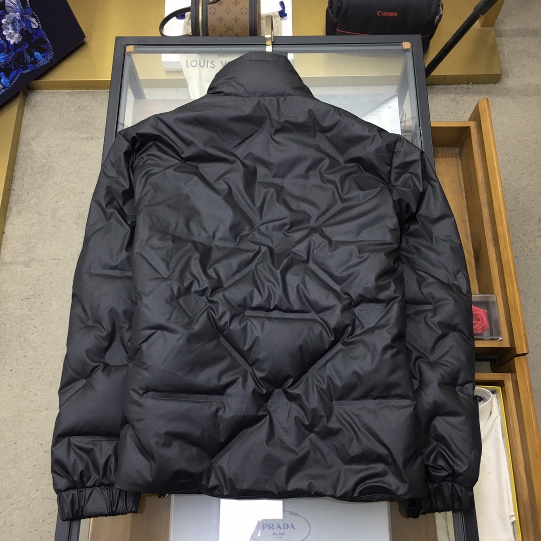 新品羽绒服🌹【Prad...】🔥顶级🔝版本
秋冬新品羽绒服问世!立帽设计,简单的大方基础款。防风保暖,
