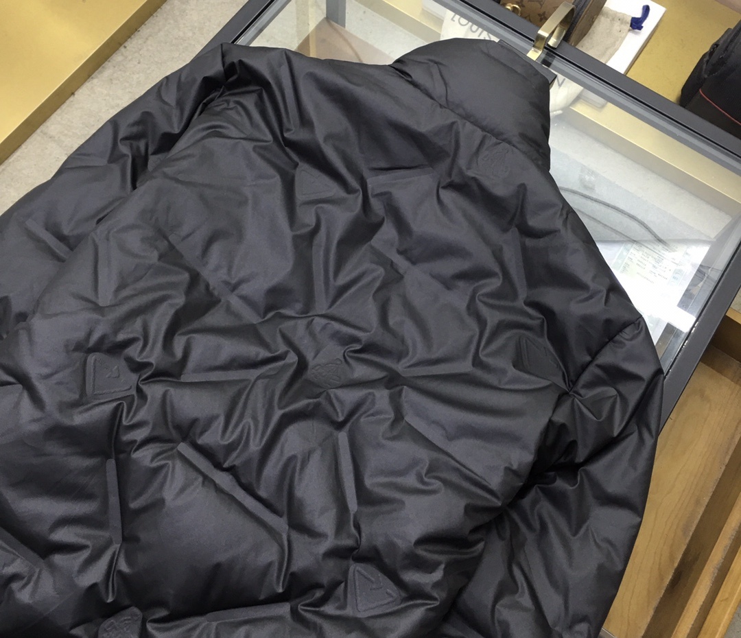 新品羽绒服🌹【Prad...】🔥顶级🔝版本
秋冬新品羽绒服问世!立帽设计,简单的大方基础款。防风保暖,