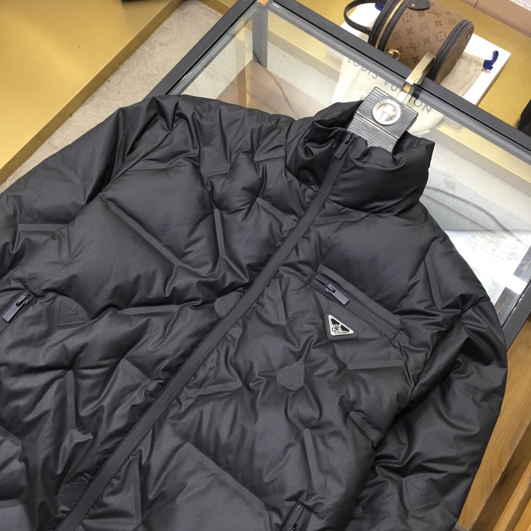 新品羽绒服🌹【Prad...】🔥顶级🔝版本
秋冬新品羽绒服问世!立帽设计,简单的大方基础款。防风保暖,