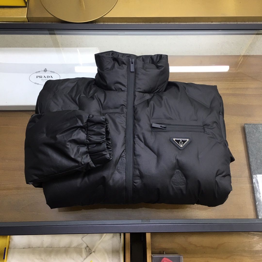 新品羽绒服🌹【Prad...】🔥顶级🔝版本
秋冬新品羽绒服问世!立帽设计,简单的大方基础款。防风保暖,