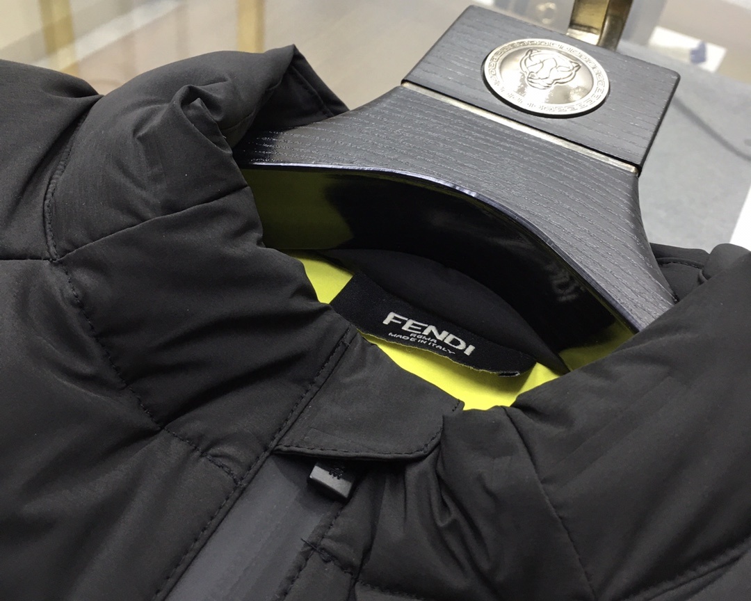 新品羽绒服🌹【Fend...】🔥顶级🔝版本
秋冬新品,小怪兽眼睛👀羽绒服问世!连帽设计,简单的大方基