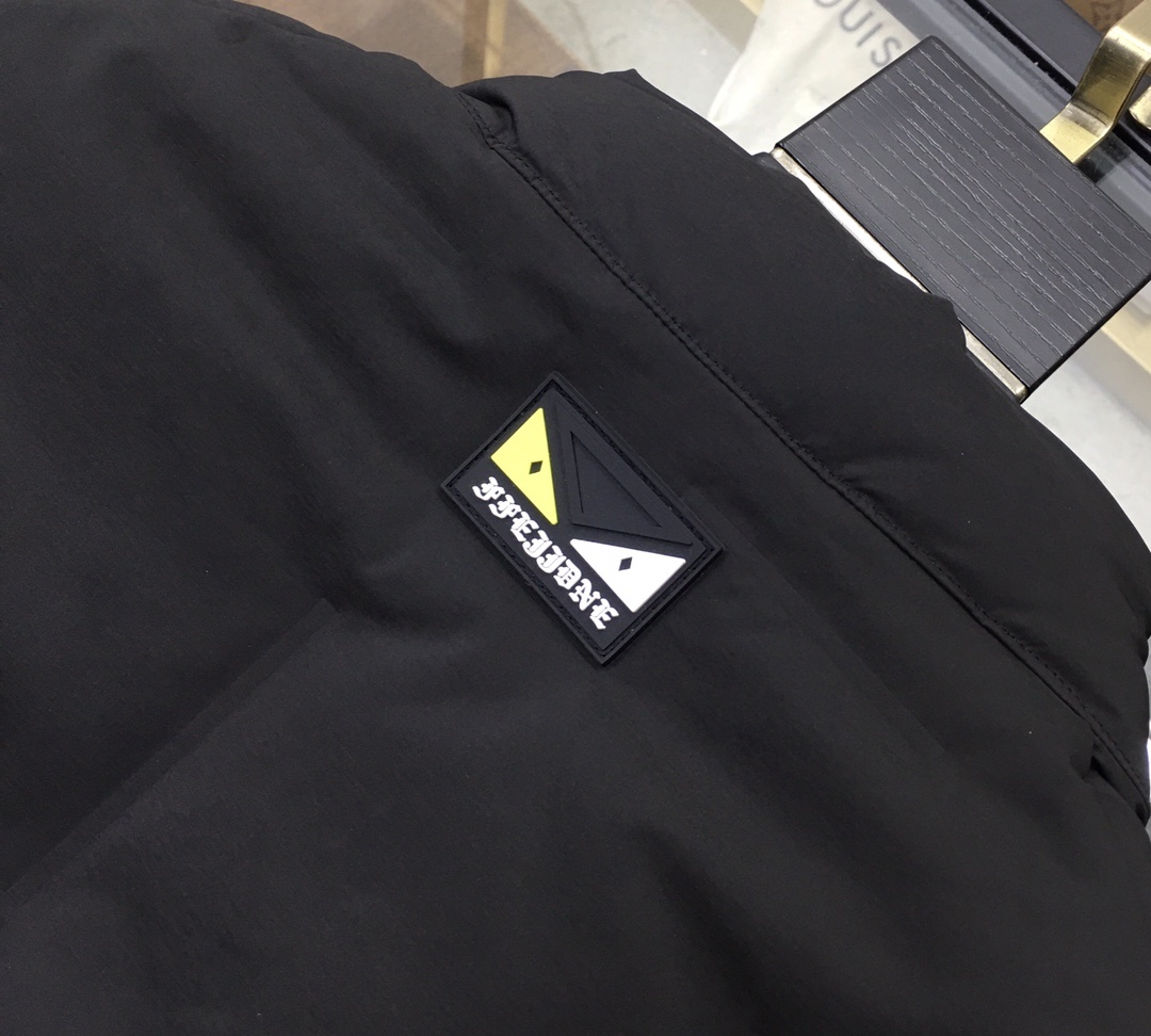 新品羽绒服🌹【Fend...】🔥顶级🔝版本
秋冬新品,小怪兽眼睛👀羽绒服问世!连帽设计,简单的大方基