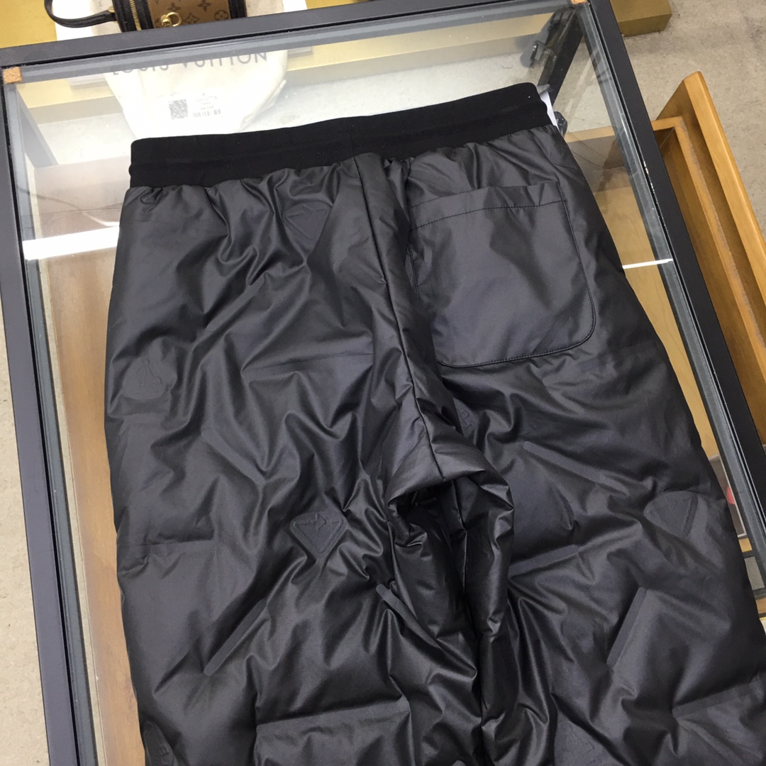  新品🌹 【Prad...】🆕
限定款 男士羽绒裤  高颜值的一款羽绒裤 辑格设计，让羽绒裤不再臃肿！来