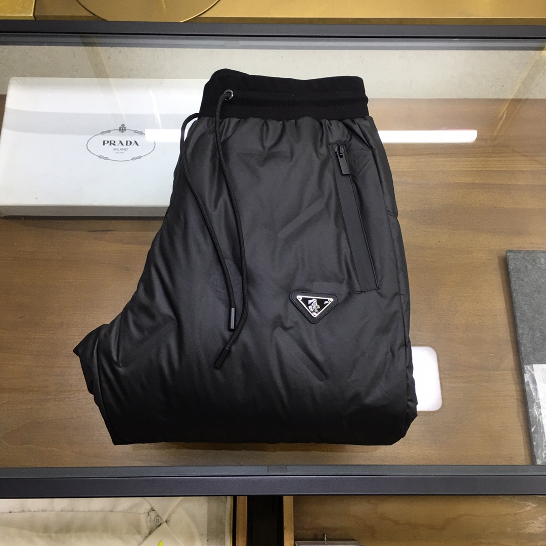  新品🌹 【Prad...】🆕
限定款 男士羽绒裤  高颜值的一款羽绒裤 辑格设计，让羽绒裤不再臃肿！来