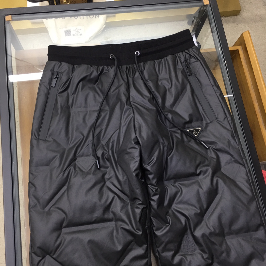  新品🌹 【Prad...】🆕
限定款 男士羽绒裤  高颜值的一款羽绒裤 辑格设计，让羽绒裤不再臃肿！来
