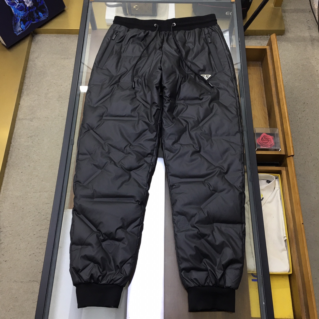  新品🌹 【Prad...】🆕
限定款 男士羽绒裤  高颜值的一款羽绒裤 辑格设计，让羽绒裤不再臃肿！来