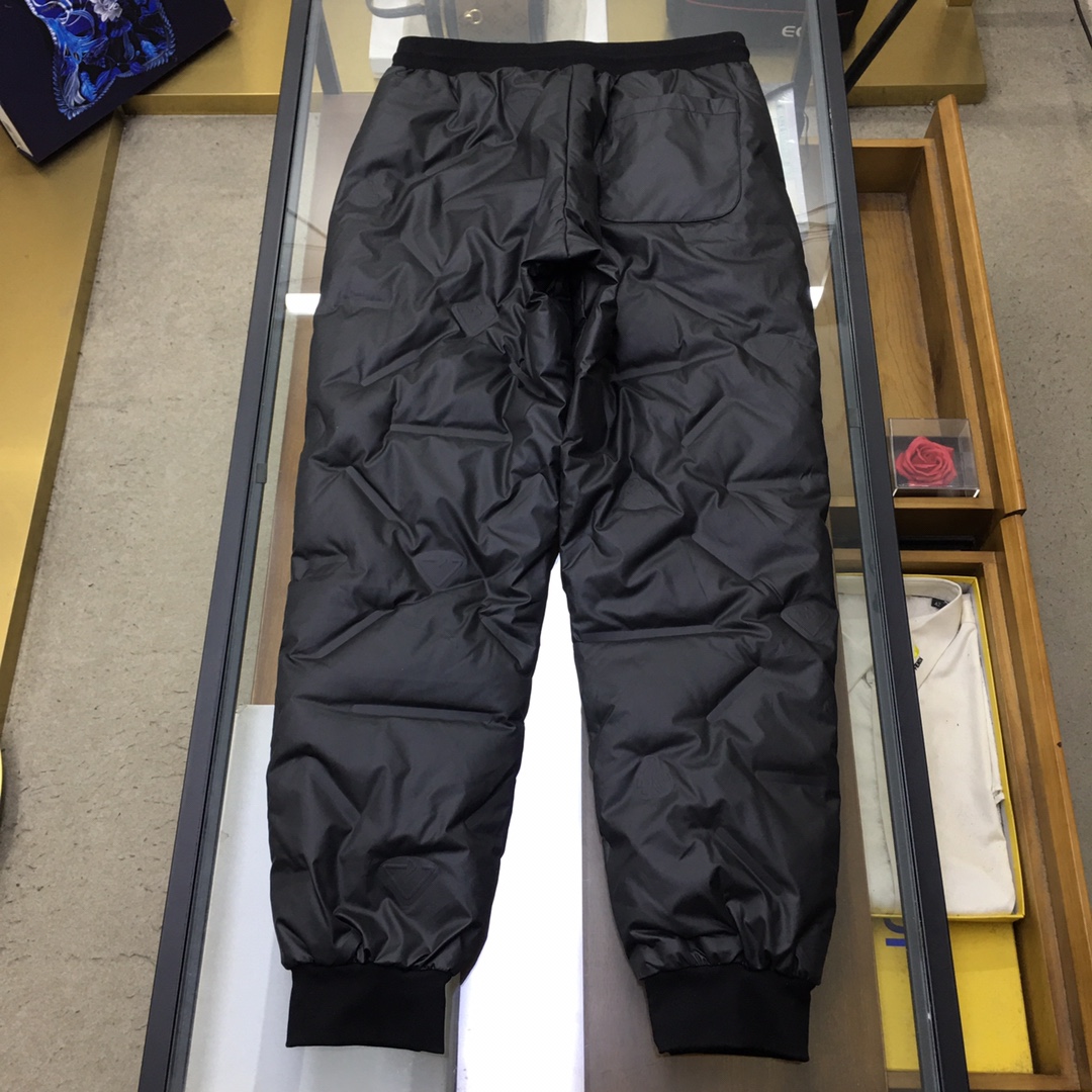  新品🌹 【Prad...】🆕
限定款 男士羽绒裤  高颜值的一款羽绒裤 辑格设计，让羽绒裤不再臃肿！来