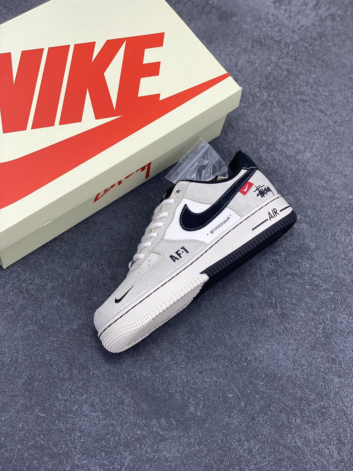 图片[7]-NIke Air Force 1 \’07 Low “斯图西联名–AF1米灰红标”空军一号 低帮 运动鞋 休闲鞋 折边针车 工艺难度大 原楦头原纸板 原装鞋盒 定制五金配件 内置全掌气垫 原厂鞋底 货号：SJ6698-009 尺码：36 36.5 37.5 38 38.5 39 40 40.5 41 42 42.5 43 44 44.5 45-选品中心