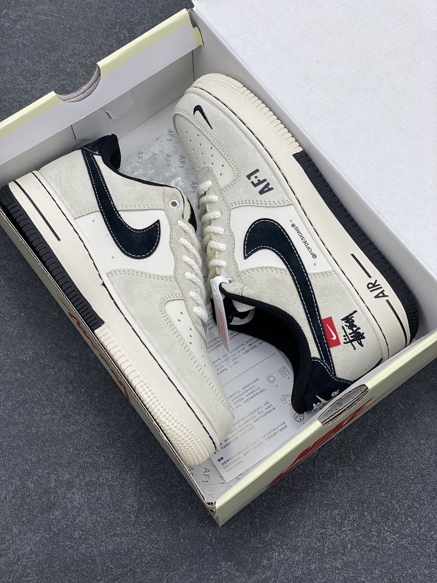 图片[9]-NIke Air Force 1 \’07 Low “斯图西联名–AF1米灰红标”空军一号 低帮 运动鞋 休闲鞋 折边针车 工艺难度大 原楦头原纸板 原装鞋盒 定制五金配件 内置全掌气垫 原厂鞋底 货号：SJ6698-009 尺码：36 36.5 37.5 38 38.5 39 40 40.5 41 42 42.5 43 44 44.5 45-选品中心