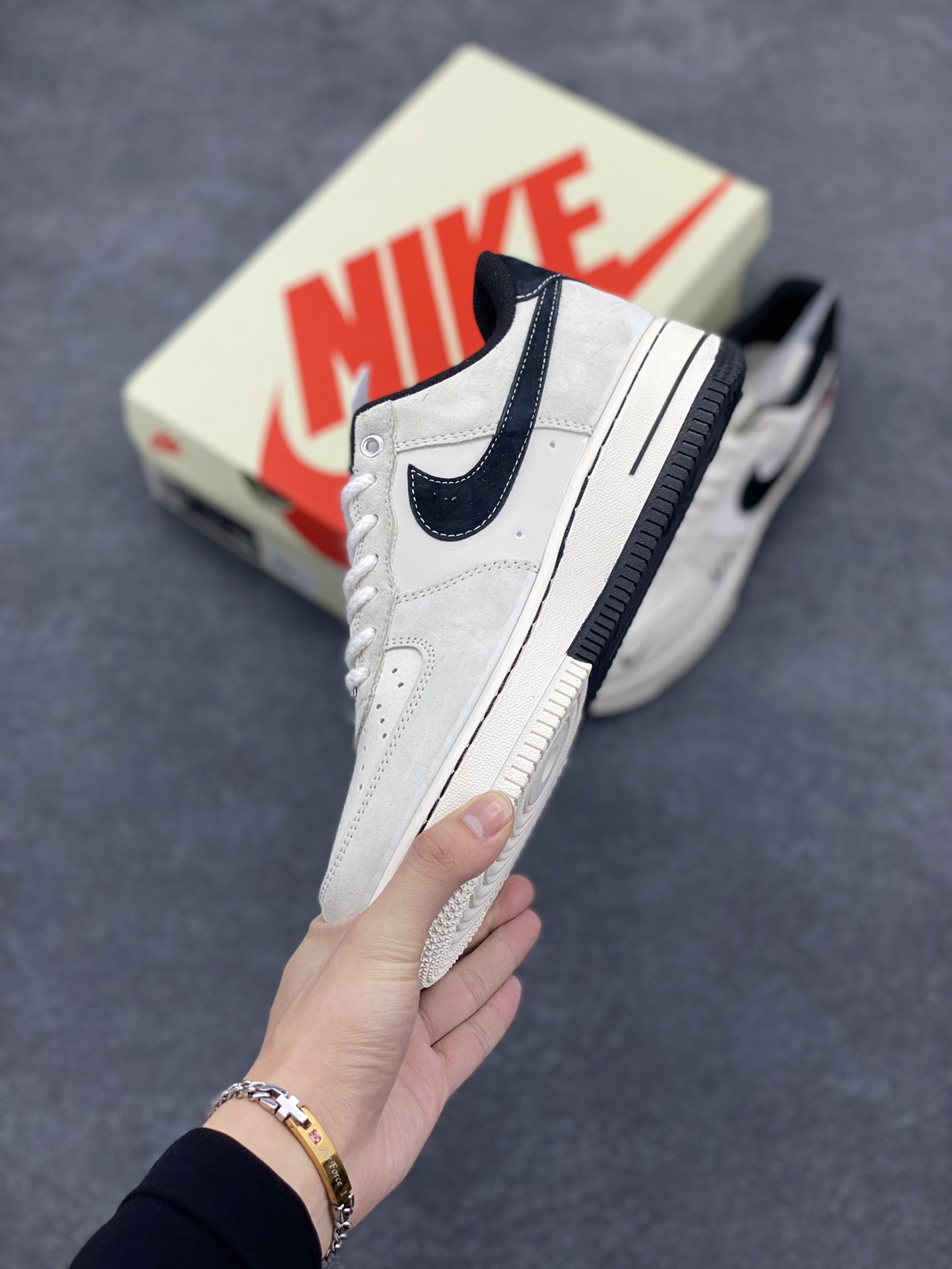 图片[3]-NIke Air Force 1 \’07 Low “斯图西联名–AF1米灰红标”空军一号 低帮 运动鞋 休闲鞋 折边针车 工艺难度大 原楦头原纸板 原装鞋盒 定制五金配件 内置全掌气垫 原厂鞋底 货号：SJ6698-009 尺码：36 36.5 37.5 38 38.5 39 40 40.5 41 42 42.5 43 44 44.5 45-选品中心