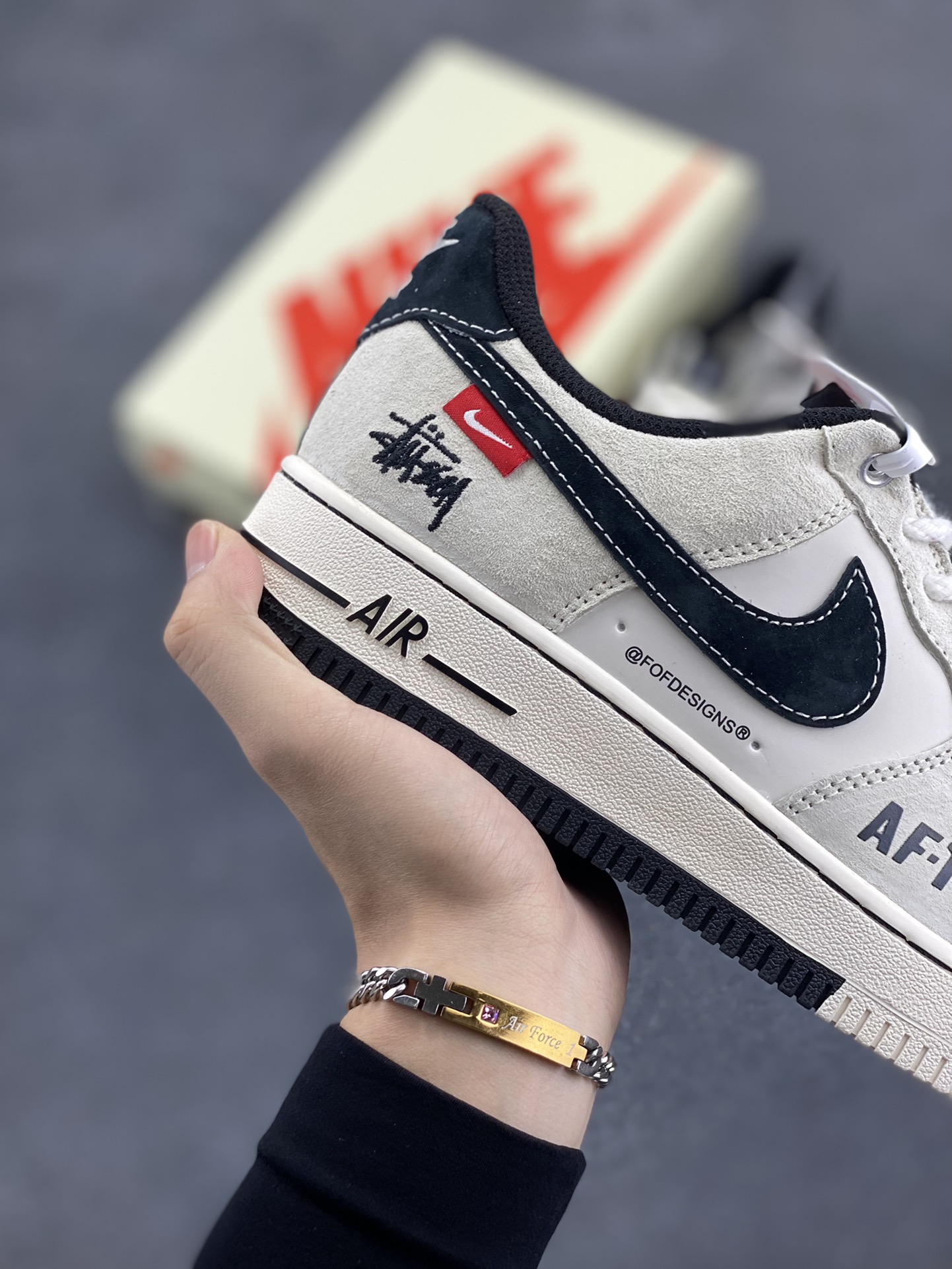 图片[6]-NIke Air Force 1 \’07 Low “斯图西联名–AF1米灰红标”空军一号 低帮 运动鞋 休闲鞋 折边针车 工艺难度大 原楦头原纸板 原装鞋盒 定制五金配件 内置全掌气垫 原厂鞋底 货号：SJ6698-009 尺码：36 36.5 37.5 38 38.5 39 40 40.5 41 42 42.5 43 44 44.5 45-选品中心