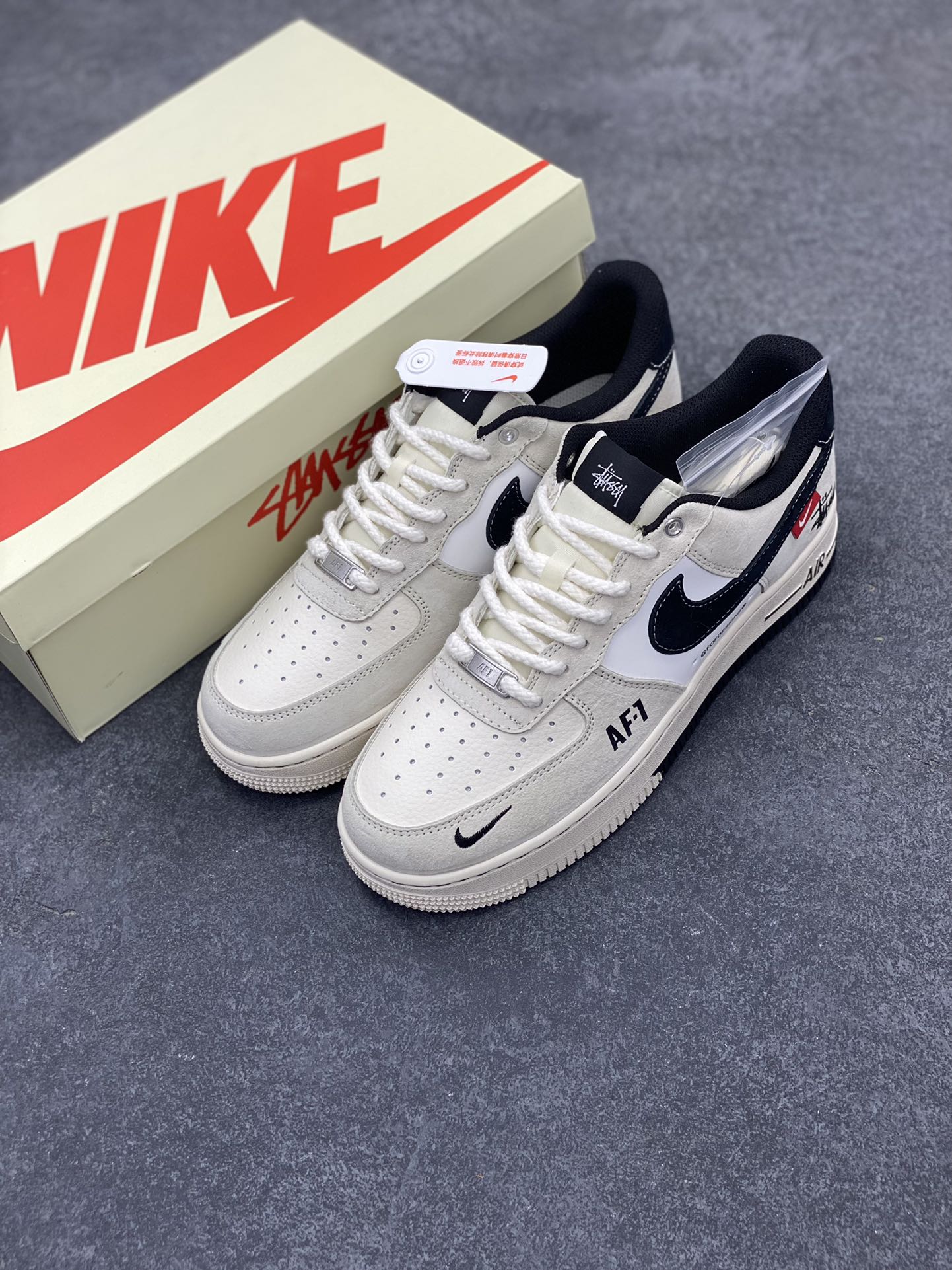 图片[8]-NIke Air Force 1 \’07 Low “斯图西联名–AF1米灰红标”空军一号 低帮 运动鞋 休闲鞋 折边针车 工艺难度大 原楦头原纸板 原装鞋盒 定制五金配件 内置全掌气垫 原厂鞋底 货号：SJ6698-009 尺码：36 36.5 37.5 38 38.5 39 40 40.5 41 42 42.5 43 44 44.5 45-选品中心