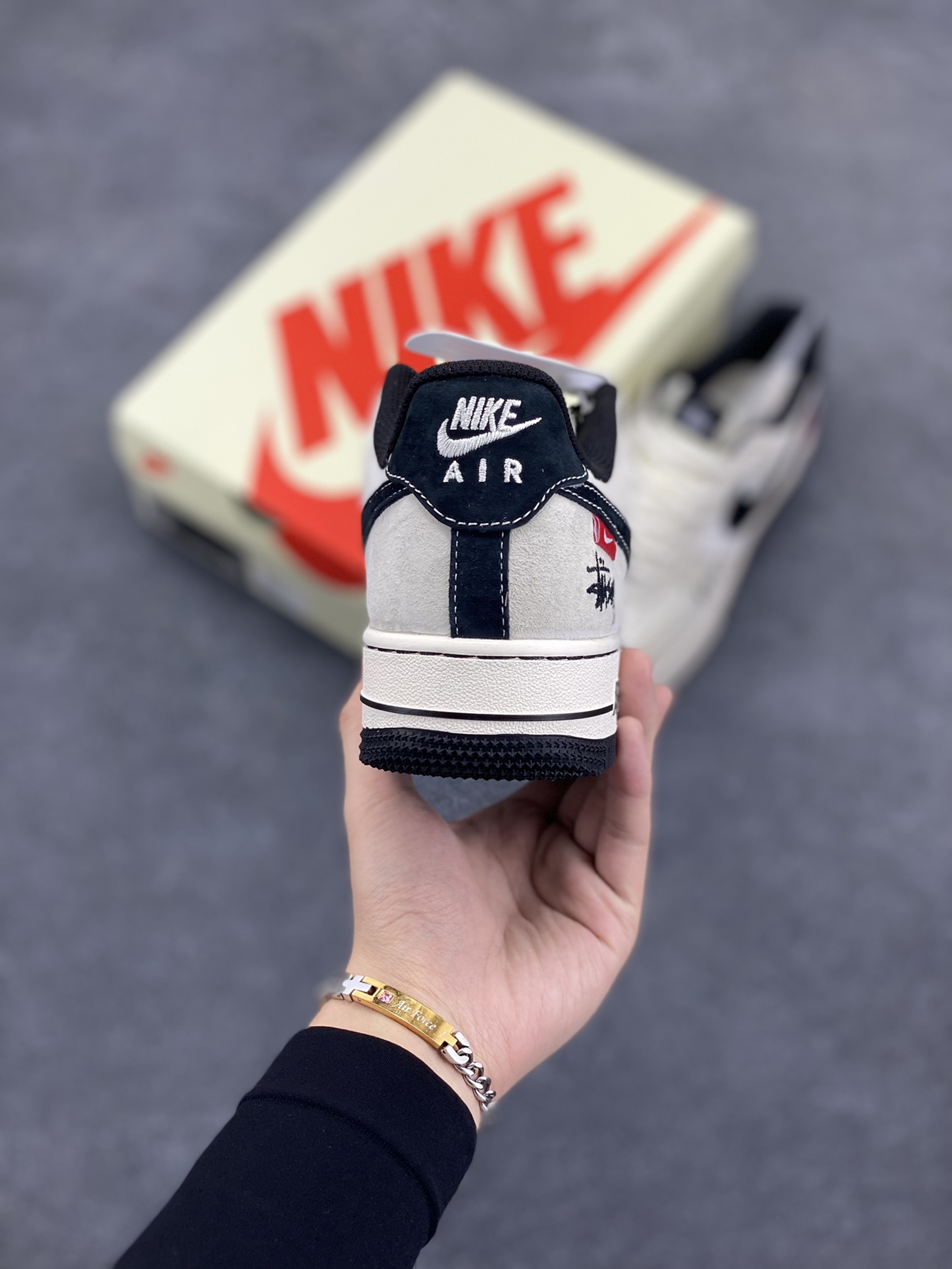 图片[4]-NIke Air Force 1 \’07 Low “斯图西联名–AF1米灰红标”空军一号 低帮 运动鞋 休闲鞋 折边针车 工艺难度大 原楦头原纸板 原装鞋盒 定制五金配件 内置全掌气垫 原厂鞋底 货号：SJ6698-009 尺码：36 36.5 37.5 38 38.5 39 40 40.5 41 42 42.5 43 44 44.5 45-选品中心