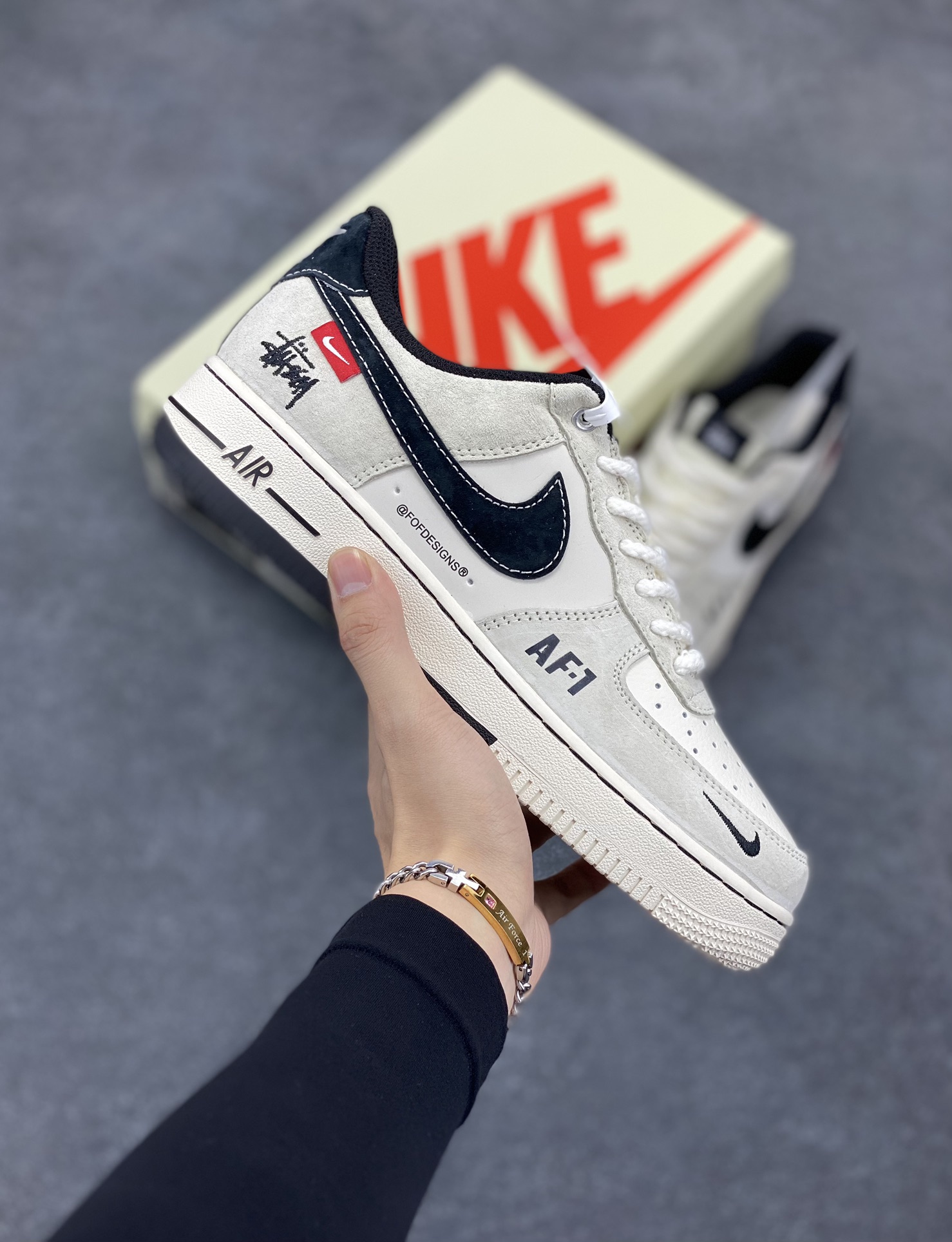 NIke Air Force 1 \’07 Low “斯图西联名–AF1米灰红标”空军一号 低帮 运动鞋 休闲鞋 折边针车 工艺难度大 原楦头原纸板 原装鞋盒 定制五金配件 内置全掌气垫 原厂鞋底 货号:SJ6698-009 尺码:36 36.5 37.5 38 38.5 39 40 40.5 41 42 42.5 43 44 44.5 45-选品中心