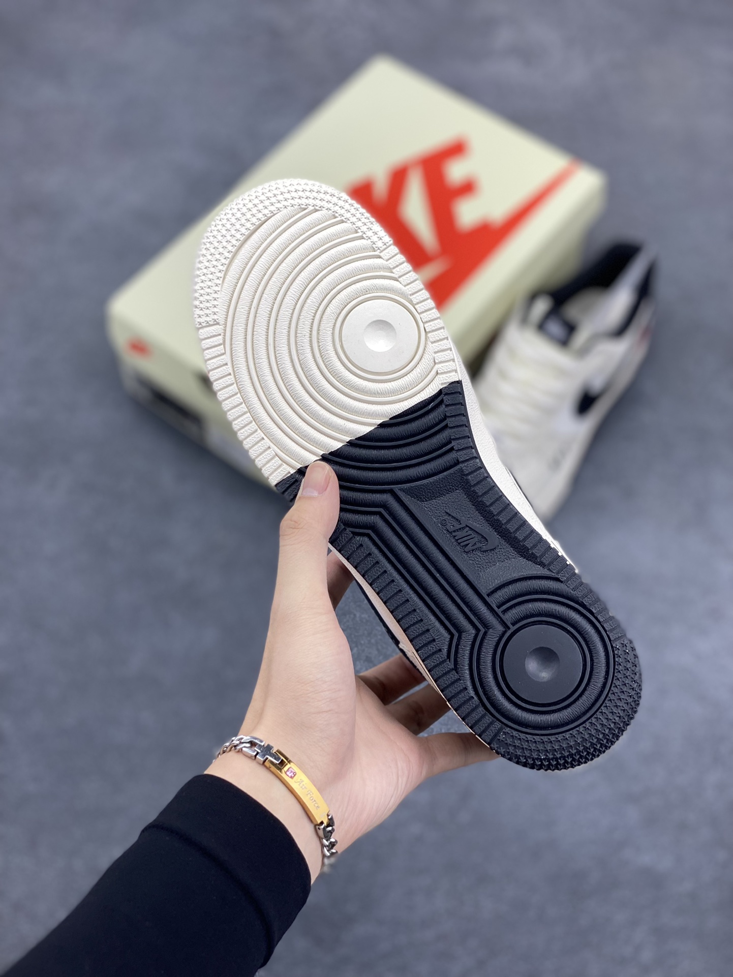 图片[5]-NIke Air Force 1 \’07 Low “斯图西联名–AF1米灰红标”空军一号 低帮 运动鞋 休闲鞋 折边针车 工艺难度大 原楦头原纸板 原装鞋盒 定制五金配件 内置全掌气垫 原厂鞋底 货号：SJ6698-009 尺码：36 36.5 37.5 38 38.5 39 40 40.5 41 42 42.5 43 44 44.5 45-选品中心