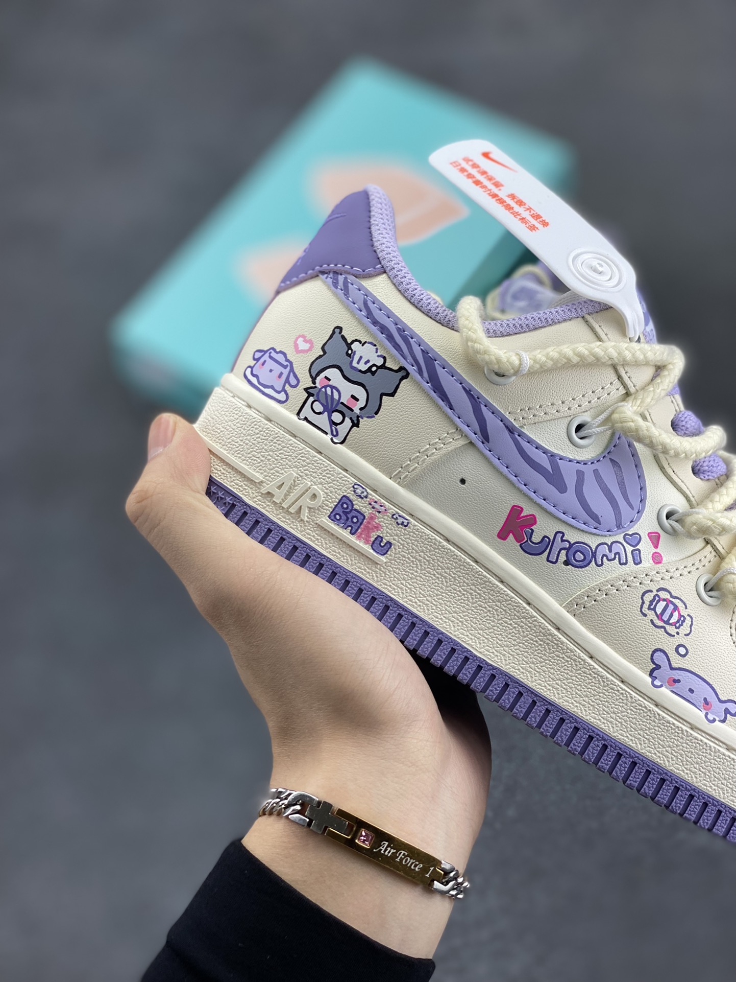 图片[6]-Nike Air Force 1 Low “Kuromi” “酷洛米”空军一号低帮休闲运动绑带板鞋  酷洛米有着一身标志性的黑色皮毛，搭配上粉色的点缀，那粉色的骷髅头图案装饰在她的身体各处，让她在神秘中又透出一丝俏皮与可爱。她的耳朵尖尖的，像两座小山峰，时刻警惕地竖着，仿佛在聆听着周围世界的每一个动静 货号：BD7701-220 尺码：36 36.5 37.5 38 38.5 39 40 40.5 41 42 42.5 43 44 44.5 45-选品中心
