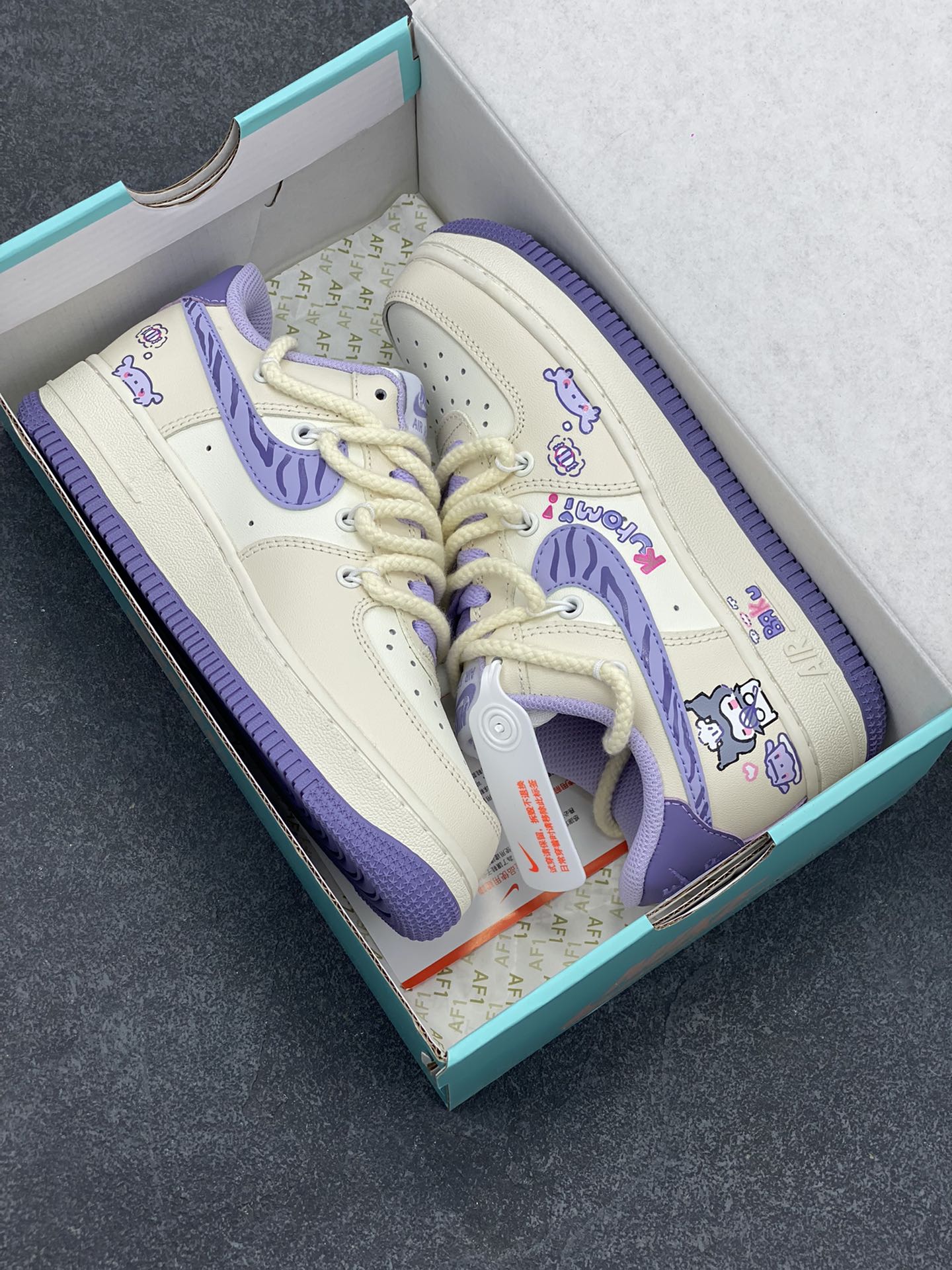 图片[9]-Nike Air Force 1 Low “Kuromi” “酷洛米”空军一号低帮休闲运动绑带板鞋  酷洛米有着一身标志性的黑色皮毛，搭配上粉色的点缀，那粉色的骷髅头图案装饰在她的身体各处，让她在神秘中又透出一丝俏皮与可爱。她的耳朵尖尖的，像两座小山峰，时刻警惕地竖着，仿佛在聆听着周围世界的每一个动静 货号：BD7701-220 尺码：36 36.5 37.5 38 38.5 39 40 40.5 41 42 42.5 43 44 44.5 45-选品中心