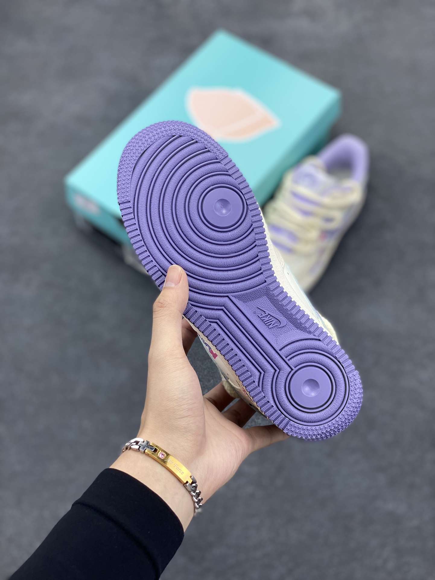 图片[5]-Nike Air Force 1 Low “Kuromi” “酷洛米”空军一号低帮休闲运动绑带板鞋  酷洛米有着一身标志性的黑色皮毛，搭配上粉色的点缀，那粉色的骷髅头图案装饰在她的身体各处，让她在神秘中又透出一丝俏皮与可爱。她的耳朵尖尖的，像两座小山峰，时刻警惕地竖着，仿佛在聆听着周围世界的每一个动静 货号：BD7701-220 尺码：36 36.5 37.5 38 38.5 39 40 40.5 41 42 42.5 43 44 44.5 45-选品中心