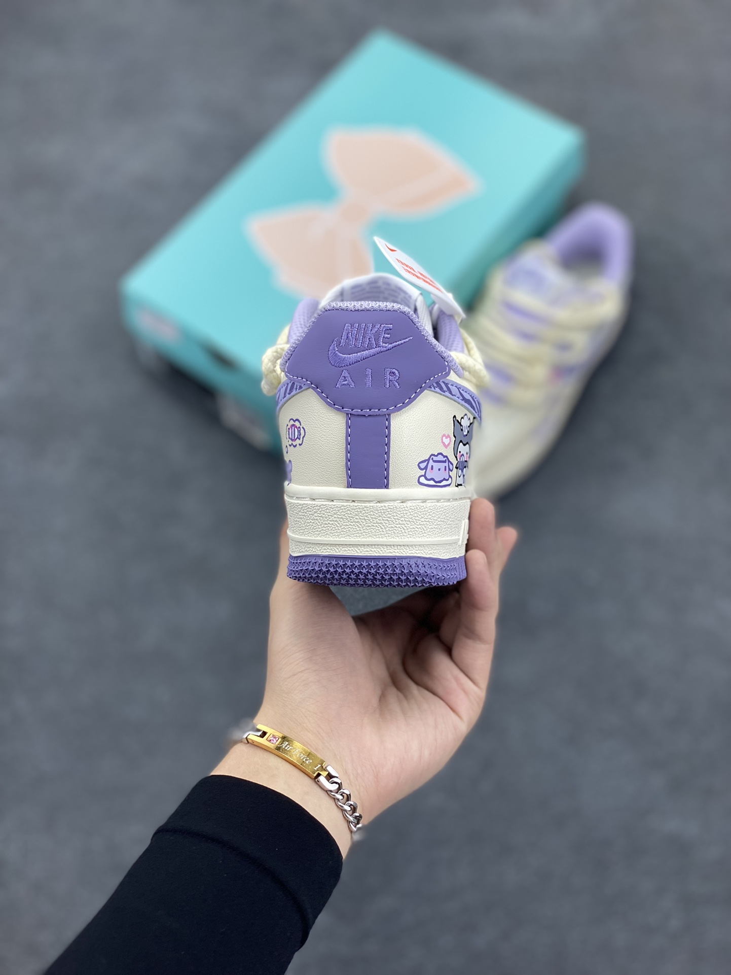 图片[4]-Nike Air Force 1 Low “Kuromi” “酷洛米”空军一号低帮休闲运动绑带板鞋  酷洛米有着一身标志性的黑色皮毛，搭配上粉色的点缀，那粉色的骷髅头图案装饰在她的身体各处，让她在神秘中又透出一丝俏皮与可爱。她的耳朵尖尖的，像两座小山峰，时刻警惕地竖着，仿佛在聆听着周围世界的每一个动静 货号：BD7701-220 尺码：36 36.5 37.5 38 38.5 39 40 40.5 41 42 42.5 43 44 44.5 45-选品中心